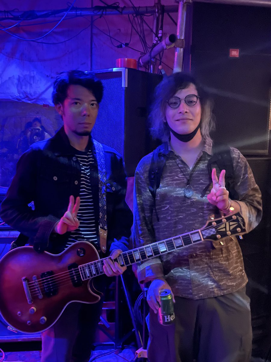 WistaFernost's tweet photo. 昨晩の出番前のCassanとUMAです
シュール
ピースの角度がグループ出てますね

Cassanはやはりかっこ良かったです
Koldwaltzは新体制になってもカッコイイので皆様ぜひチェック！ https://t.co/jTT33l4pkB