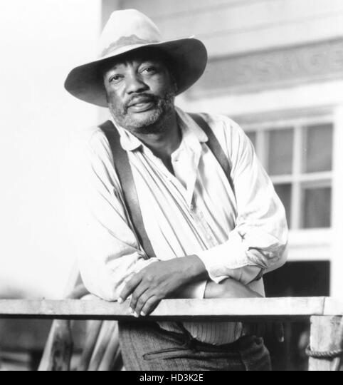 Happy Birthday, to the late Paul Winfield 
For Disney, he portrayed Jim Watson in #BackToHannibal: The Return of #TomSawyer and #HuckleberryFinn, and the Teacher in #TheWonderfulWorldOfDisney remake of #Sounder.
He also voiced Jeffrey Robbins in the animated series #Gargoyles.