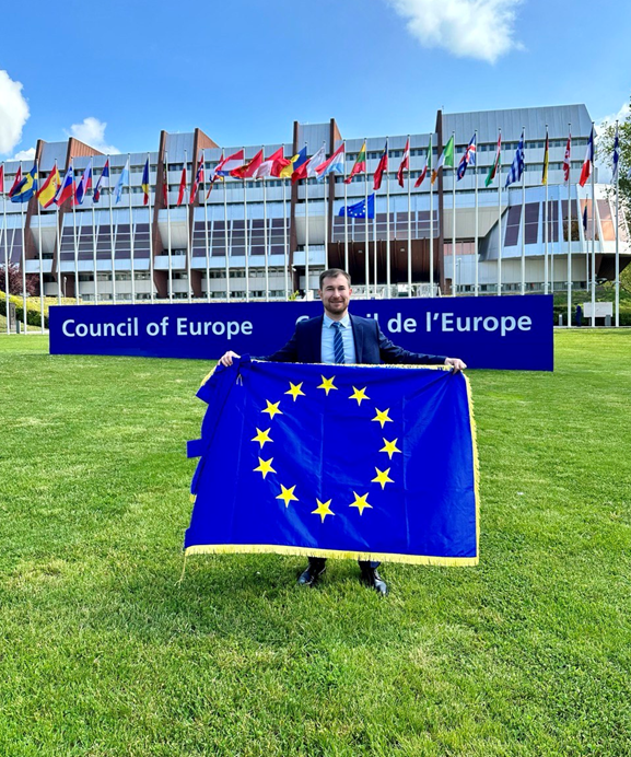 PacePrize's tweet photo. The acting mayor of #Chernihiv 🇺🇦, Oleksandr Lomako, was at the Council of Europe to collect the Flag of Honour of the #EuropePrize that the city has just been awarded in 2023. It is always an honour to welcome representatives of prize-winning cities in our premises.🇪🇺👏 https://t.co/zXe4tonPjE