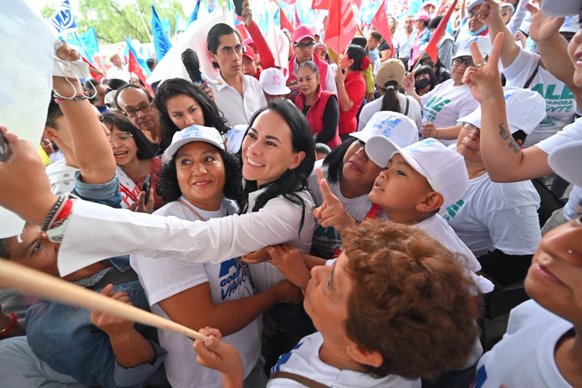 AlejandraDMV's tweet photo. Están muy angustiados porque saben que desde hace una semana los alcanzamos y que les vamos a ganar la elección. Vamos a ponerles un alto contundente que resonará a nivel nacional. ¡Vamos a ganar y vamos a defender con todo a nuestras familias y al sagrado Estado de México! #AleGobernadora #VotALE #ComparteyElige