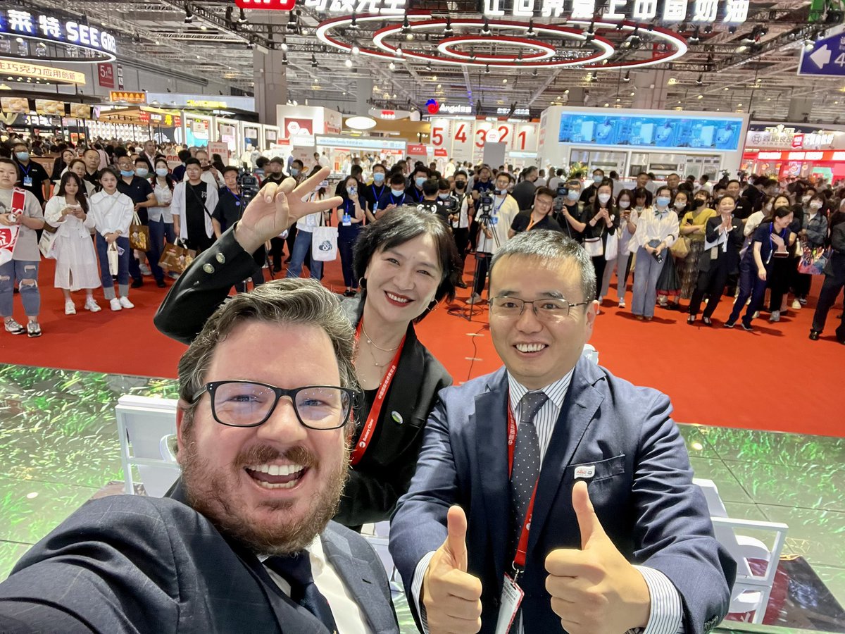 ArdiBarnard's tweet photo. 🐄🇳🇿➡️🇨🇳🥛🧀🍰🧁
#BakeryChina 2023 is next level. Awesome to help open @Fonterra’s booth at the baking goods event of the year, a chance to showcase #Aotearoa’s innovative dairy products #MadeWithCare in #NZ, tailored for the Chinese consumer. Just look at that green grass! 🌱 https://t.co/4cv1Pktv4z