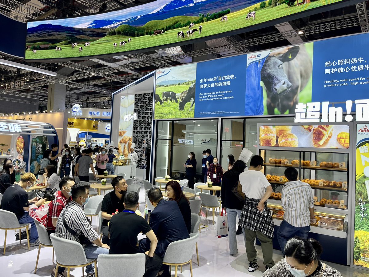 ArdiBarnard's tweet photo. 🐄🇳🇿➡️🇨🇳🥛🧀🍰🧁
#BakeryChina 2023 is next level. Awesome to help open @Fonterra’s booth at the baking goods event of the year, a chance to showcase #Aotearoa’s innovative dairy products #MadeWithCare in #NZ, tailored for the Chinese consumer. Just look at that green grass! 🌱 https://t.co/4cv1Pktv4z