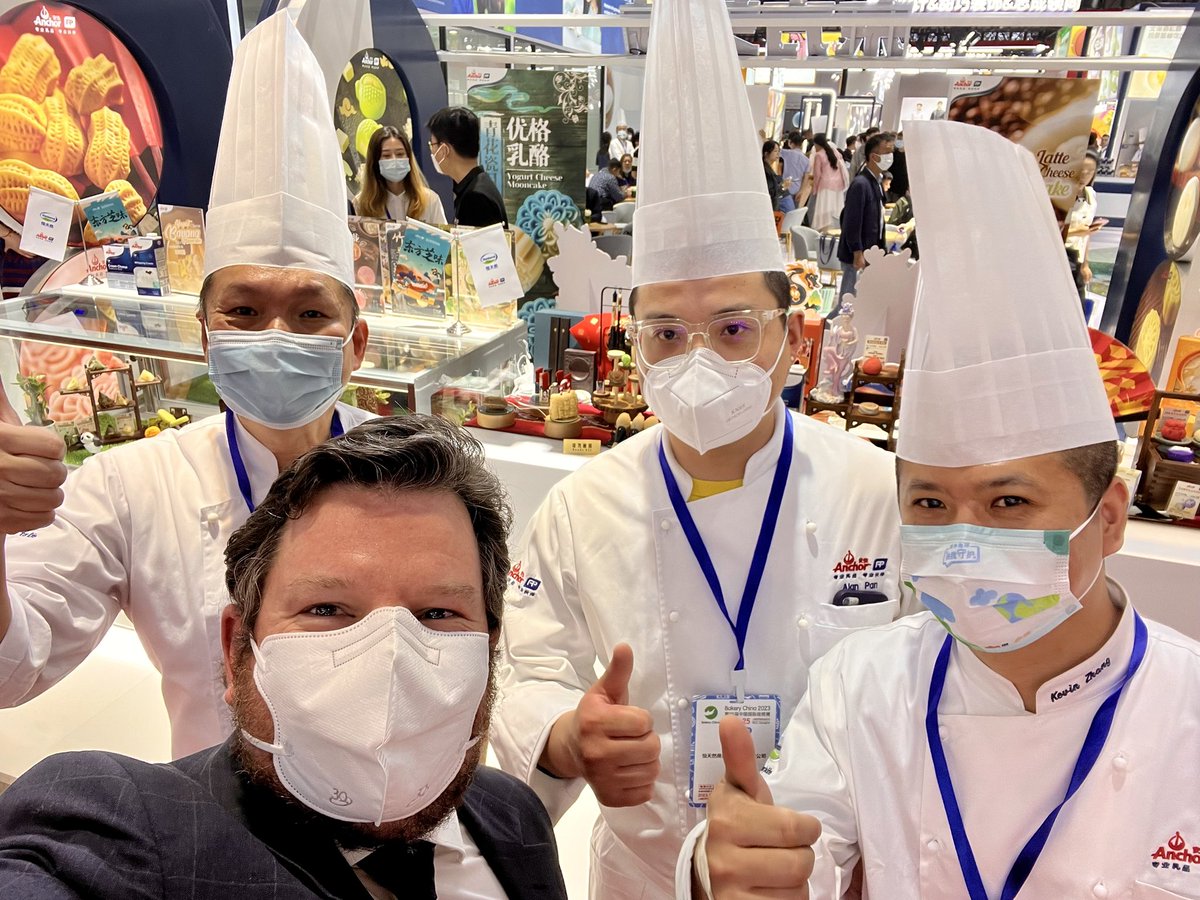 ArdiBarnard's tweet photo. 🐄🇳🇿➡️🇨🇳🥛🧀🍰🧁
#BakeryChina 2023 is next level. Awesome to help open @Fonterra’s booth at the baking goods event of the year, a chance to showcase #Aotearoa’s innovative dairy products #MadeWithCare in #NZ, tailored for the Chinese consumer. Just look at that green grass! 🌱 https://t.co/4cv1Pktv4z