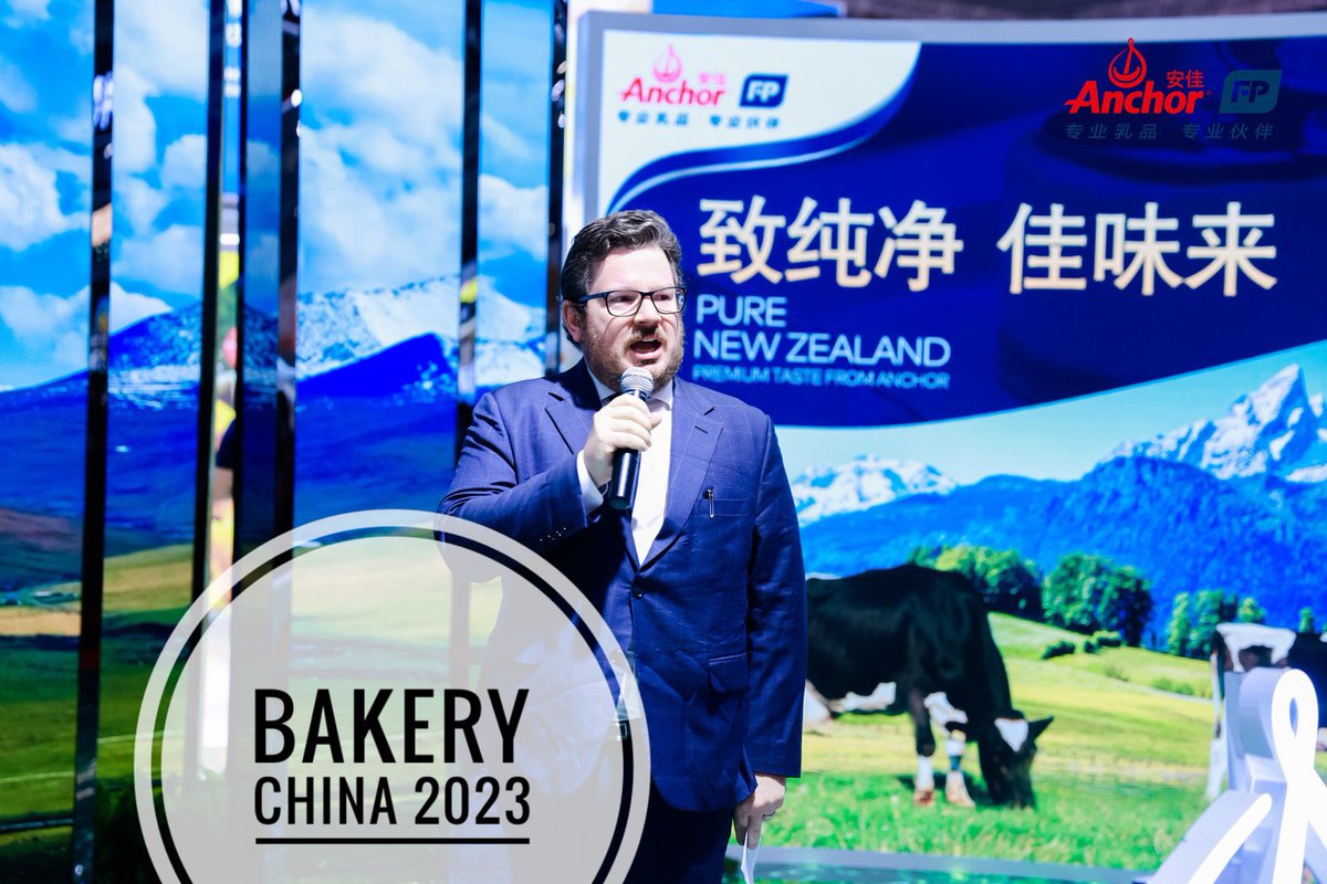 ArdiBarnard's tweet photo. 🐄🇳🇿➡️🇨🇳🥛🧀🍰🧁
#BakeryChina 2023 is next level. Awesome to help open @Fonterra’s booth at the baking goods event of the year, a chance to showcase #Aotearoa’s innovative dairy products #MadeWithCare in #NZ, tailored for the Chinese consumer. Just look at that green grass! 🌱 https://t.co/4cv1Pktv4z