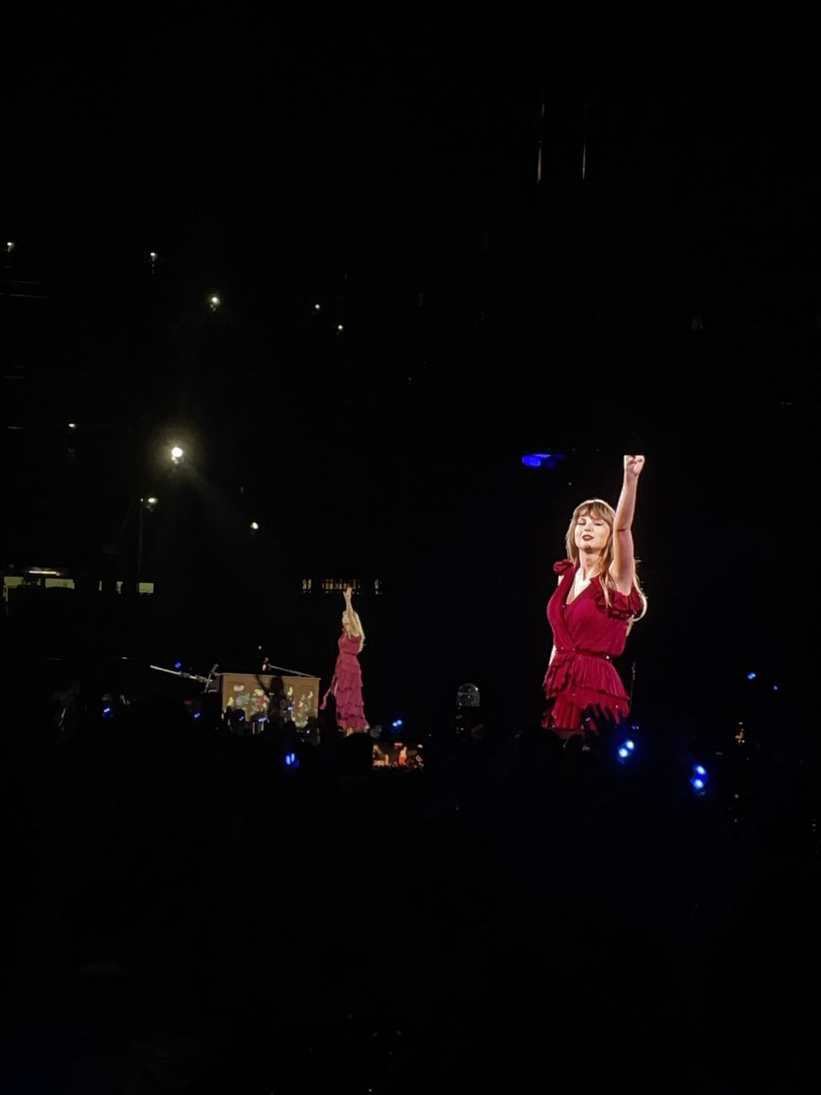 maggiedurling's tweet photo. I THINK HE KNOWS AND RED?! I can die happy now 

#foxboroTSTheErasTour #TaylorSwift https://t.co/PF4C61gaYk
