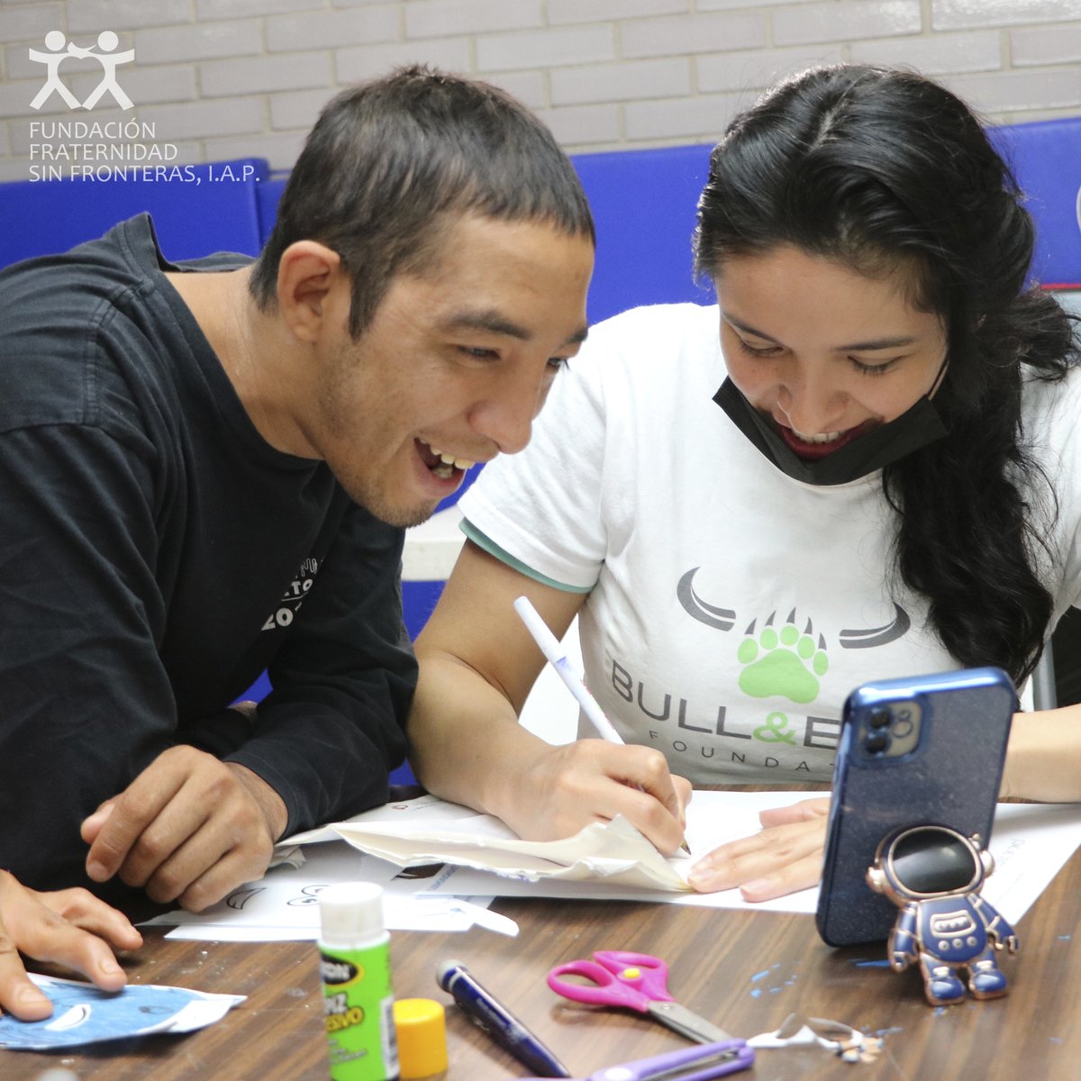 FundacionFSF's tweet image. La Fundación Bull &amp;amp; Bear nos visitó la semana pasada. Les contaron un cuento que nos hizo reflexionar sobre sus emociones. Después, plasmaron sus estados de ánimo en dibujos.  ¡Gracias por los momentos inolvidables! #FundaciónBullBear #PcDI #FFsF