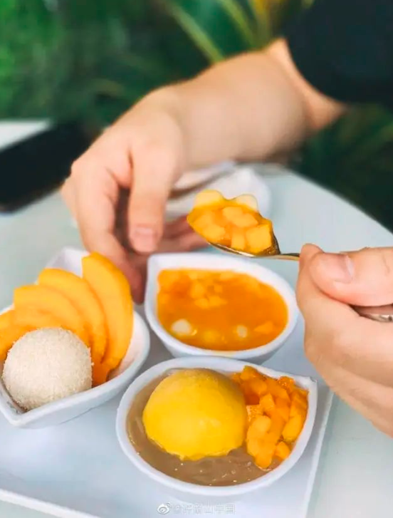 yicaichina's tweet photo. Hong Kong's dessert chain Hui Lau Shan closed all stores in Shanghai and Shenzhen, with less than 10 outlets remaining open in the Chinese mainland, data from lifestyle information platform Dianping showed. The 60-year-old dessert maker closed all stores in HK in 2021. #MangoSago https://t.co/EpSXXKcl5a