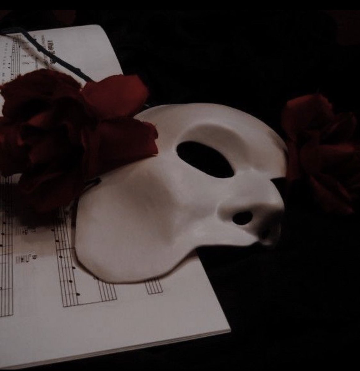 batsyrob's tweet photo. The darkness of the music of the night https://t.co/tb6CL7uOFO
