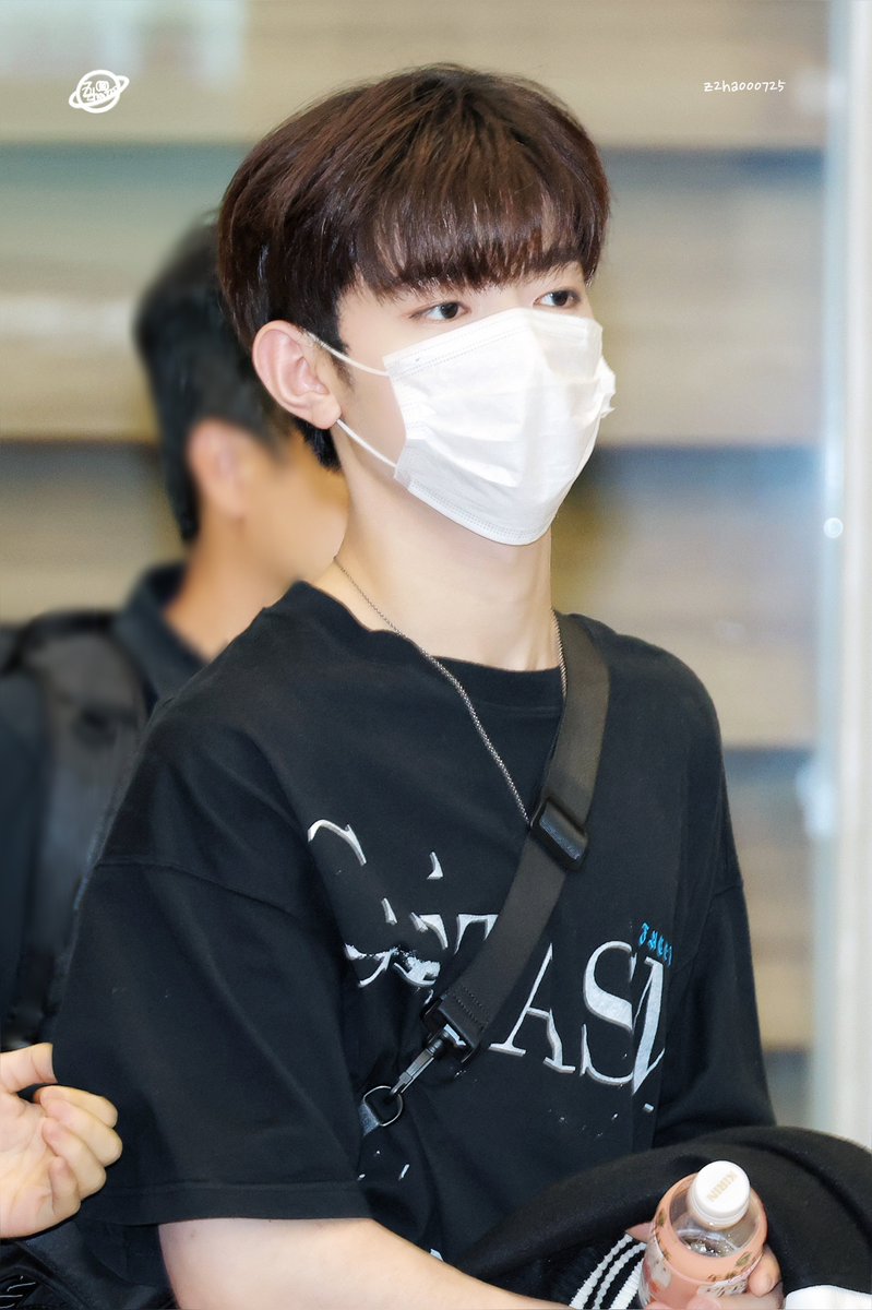 haobinsplanet's tweet image. HANBIN'S HAND CLINGING ONTO HAO HYUNG 😔