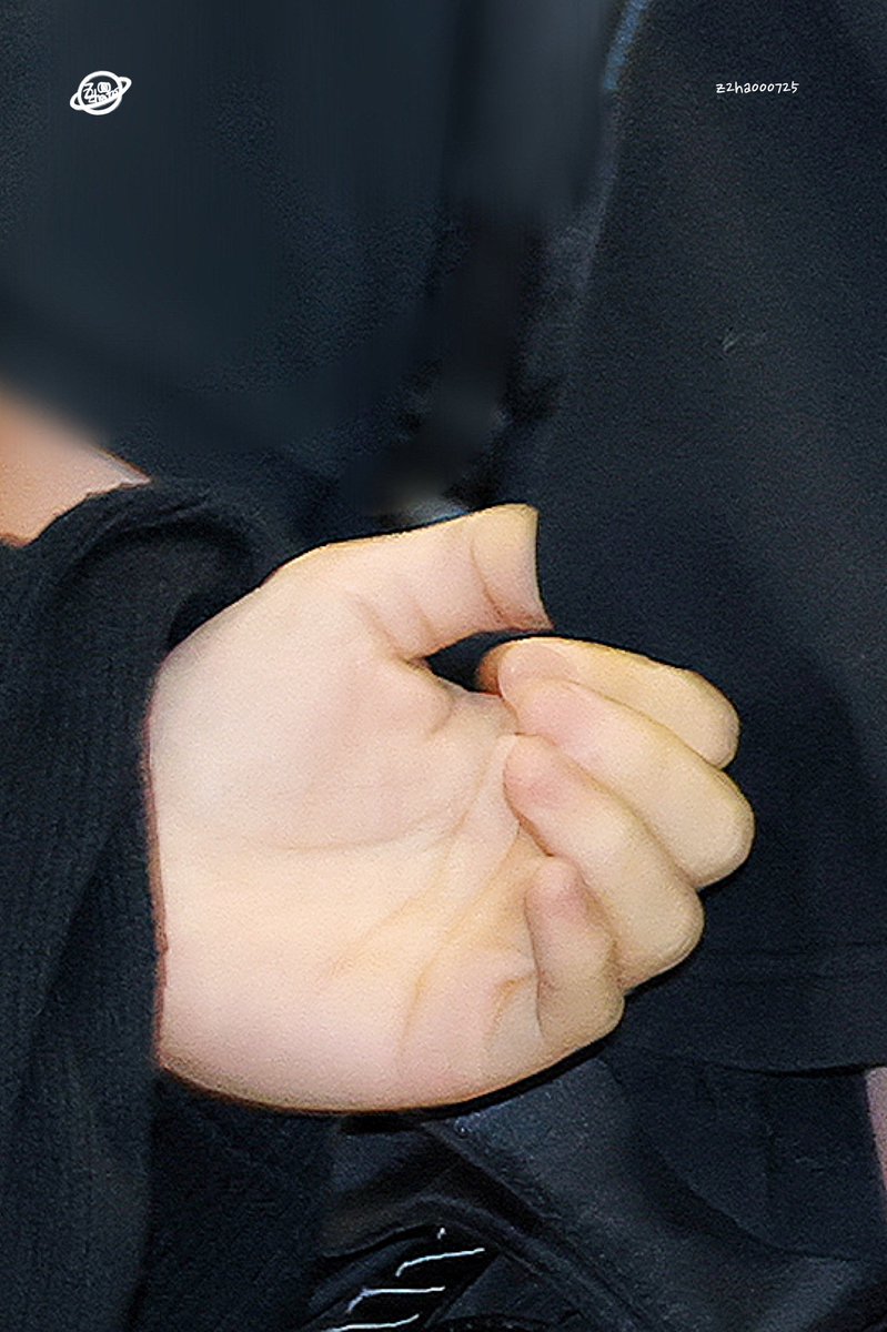 haobinsplanet's tweet image. HANBIN'S HAND CLINGING ONTO HAO HYUNG 😔