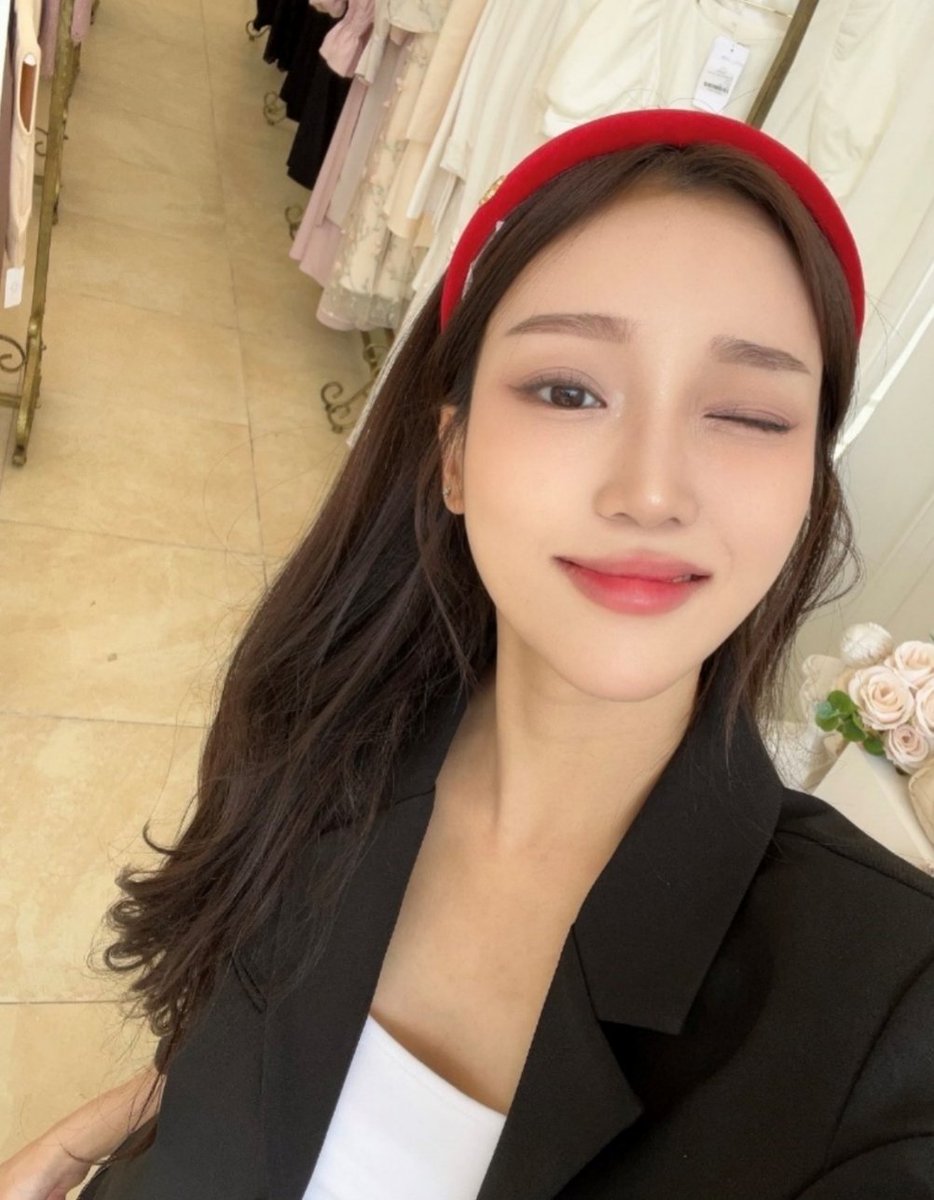 jinnnnn_iee's tweet photo. 2023.5.20 KKT Chat Thread

Profile pic
Jasmine : Choon-sik 
White Rose: her selfie😂

*words in pink are messages from deongeoli, blue by sminrose

#jasminewhiterose #sminrose #jasmine #whiterose #스민장미 https://t.co/ZhBbaZ4KEF