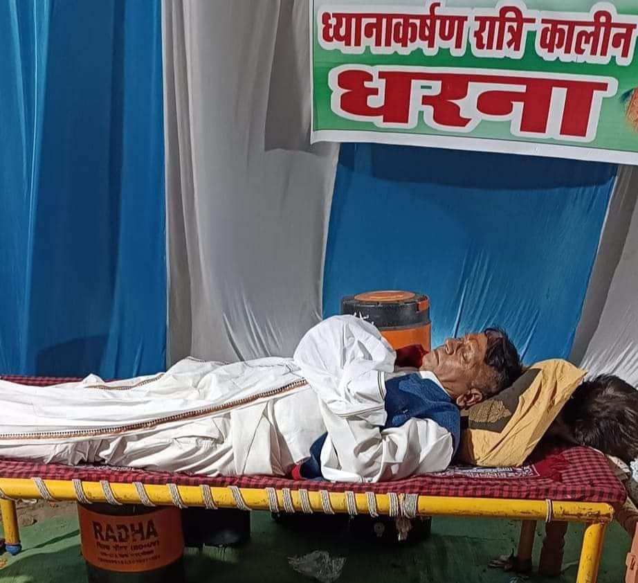 pcsharmainc's tweet photo. सत्ता के नशे में मदमस्त शिवराज सरकार ध्यान दे ,हम खाट पर सोकर इनकी (सरकार) खाट खड़ी कर देंगे'।
कोलार, भोपाल 6 लेन सड़क निर्माण में आमजन को शासन प्रशासन द्वारा प्रताड़ना के विरोध में ध्यानाकर्षण हेतू,रात्रि कालीन धरना एवं सड़क पर ही रात्रि विश्राम किया।। 1/2 https://t.co/MlrcN9S4jG