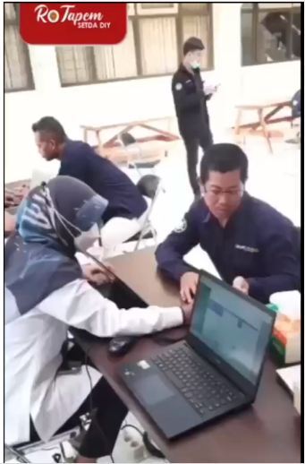 birotapemdiy's tweet image. Suasana pelayanan aktivasi Identitas Kependudukan Digital (IKD) di Universitas Gadjah Mada dalam kegiatan "Dukcapil Goes to Campus."
#dukcapilgoestocampus #rotapemdiy #dukcapil #ikd #kependudukan #ugmyogyakarta