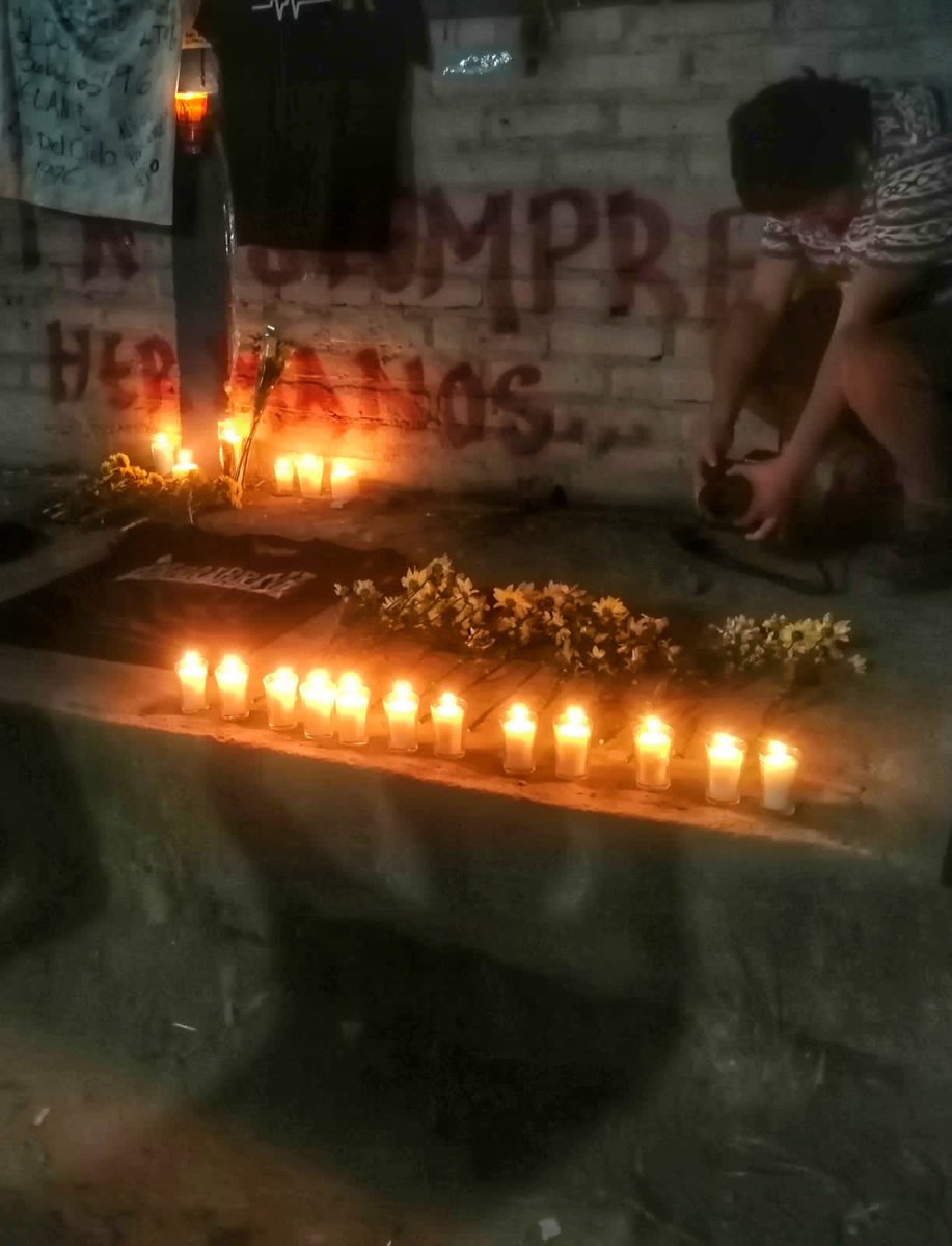 #DeDeportes | A estas horas de la noche llegan más aficionados de #Alianza al altar que se ha colocado afuera del estadio Cuscatlán, para llevar más flores y velas por las víctimas de la tragedia de anoche.

Fotos cortesía Rafael Cañas