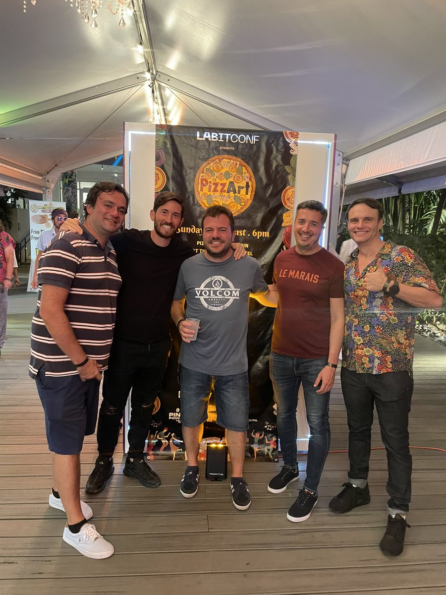 BernabeuAdrian's tweet photo. Grandísima sorpresa encontrarme con @hmarinot1 @bourbonni @pablomartin4btc en la fiesta de @labitconf de #PizzArt sobre #Bitcoin después de la #bitcoin2023miami 🙌

Un poquito más tarde se unió @Alvaro_DMaria 😜 https://t.co/HIfhRl63h0