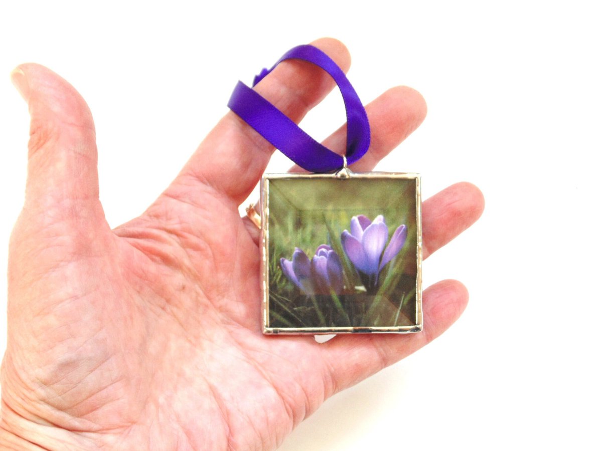 stndglass's tweet image. Crocus flower framed ornament, stained glass mini wall art, summer gift for mom tuppu.net/6fc54049 #DesignsStainedGlass #SpringCrocusFlower