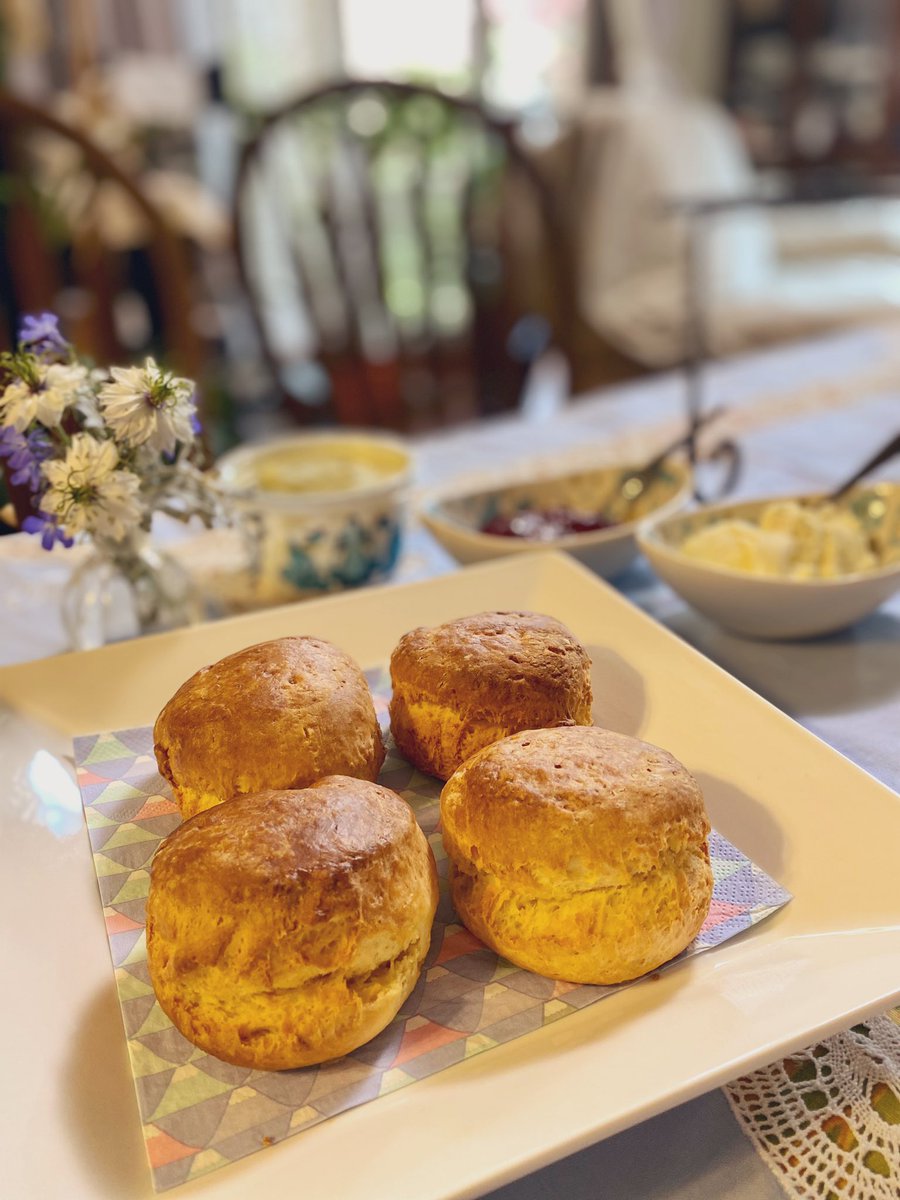 paisley3017's tweet photo. Afternoon tea at home
先日ノッティングヒルのマーケットで買ったSpodeのお皿を使ってみたくて週末におうちアフタヌーンティ🫖 娘がバナナカスタードを挟んだバターケーキを試作していたので豪華になりました😋#afternoontea #homemadecake #homemadescones #jamfirst 🍓#spodeblueitalian https://t.co/beajbW8r17