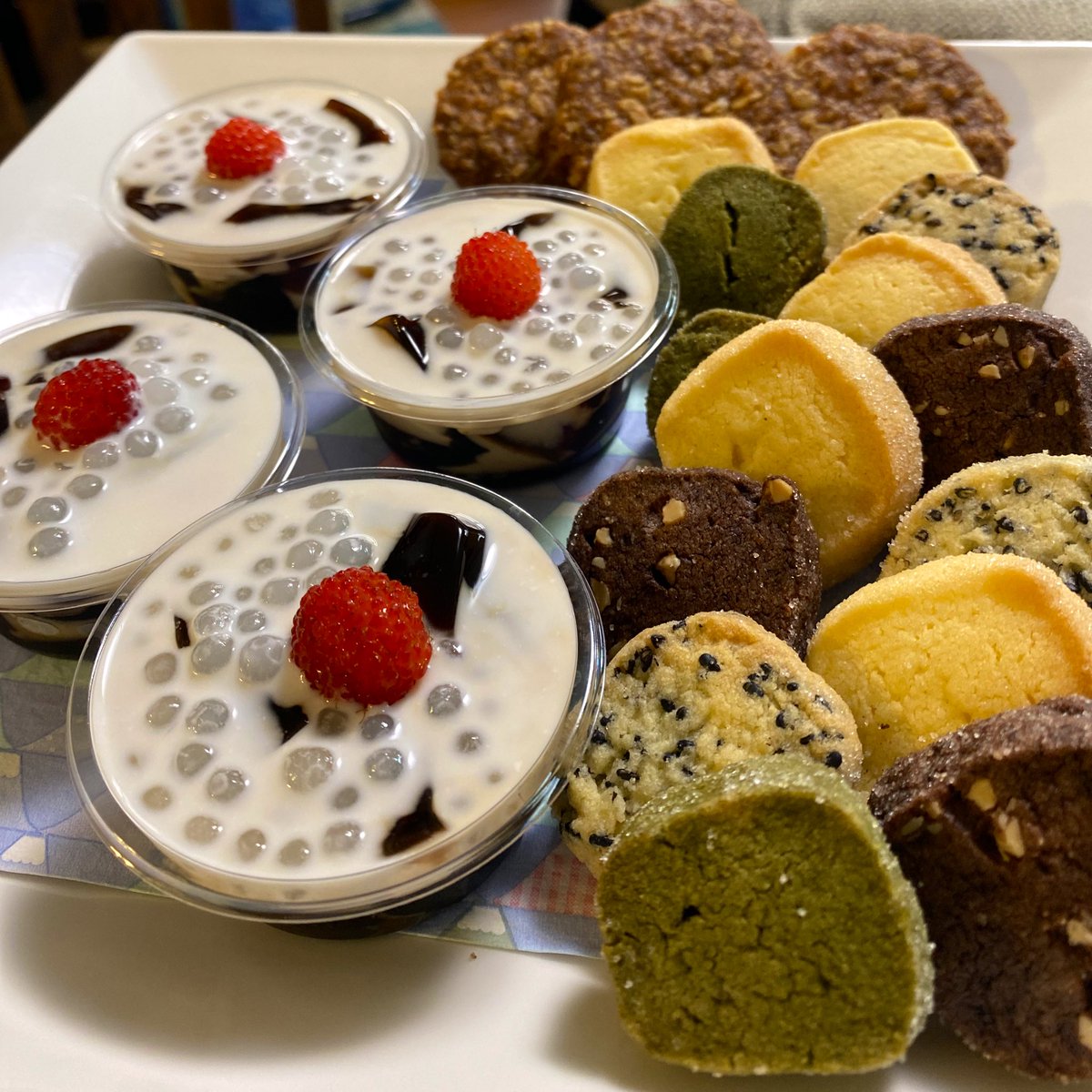 paisley3017's tweet photo. Afternoon tea at home
先日ノッティングヒルのマーケットで買ったSpodeのお皿を使ってみたくて週末におうちアフタヌーンティ🫖 娘がバナナカスタードを挟んだバターケーキを試作していたので豪華になりました😋#afternoontea #homemadecake #homemadescones #jamfirst 🍓#spodeblueitalian https://t.co/beajbW8r17
