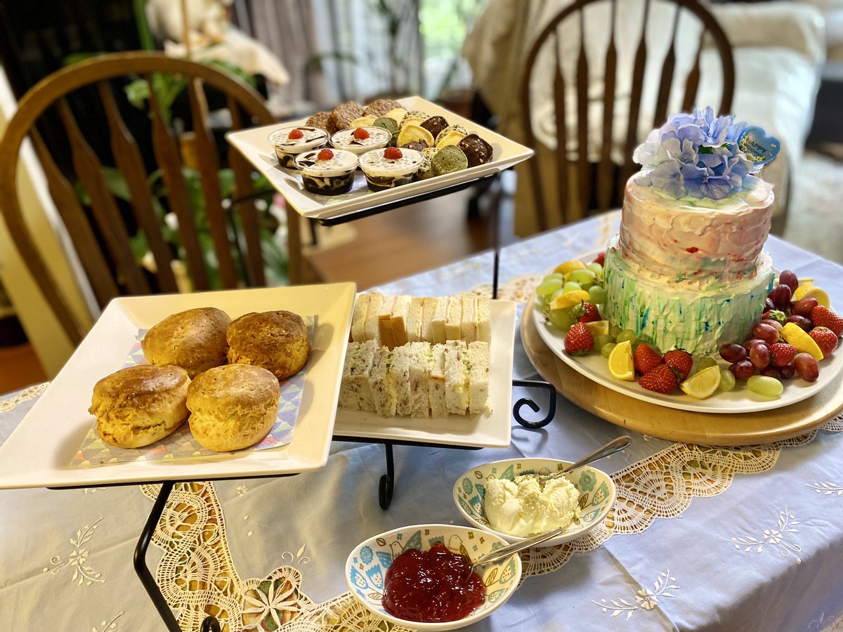 paisley3017's tweet photo. Afternoon tea at home
先日ノッティングヒルのマーケットで買ったSpodeのお皿を使ってみたくて週末におうちアフタヌーンティ🫖 娘がバナナカスタードを挟んだバターケーキを試作していたので豪華になりました😋#afternoontea #homemadecake #homemadescones #jamfirst 🍓#spodeblueitalian https://t.co/beajbW8r17
