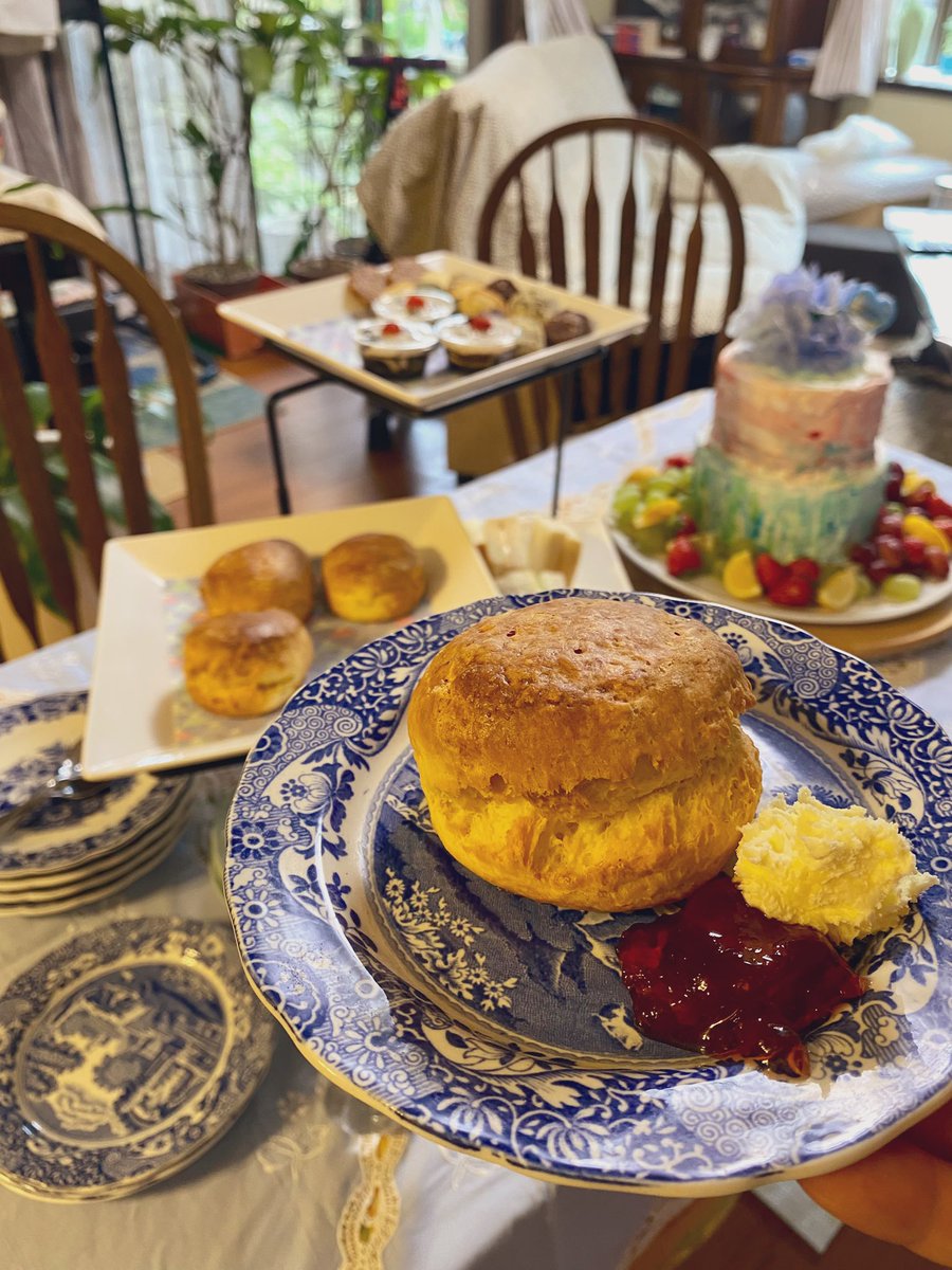 paisley3017's tweet photo. Afternoon tea at home
先日ノッティングヒルのマーケットで買ったSpodeのお皿を使ってみたくて週末におうちアフタヌーンティ🫖 娘がバナナカスタードを挟んだバターケーキを試作していたので豪華になりました😋#afternoontea #homemadecake #homemadescones #jamfirst 🍓#spodeblueitalian https://t.co/beajbW8r17
