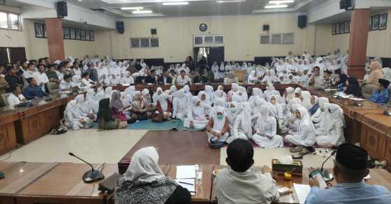 KBA_ONE's tweet photo. Ratusan Nakes RSUD Datu Beru Minta Pemkab Buka Formasi P3K https://t.co/39xRK0R8bp https://t.co/LLMYZHK77D