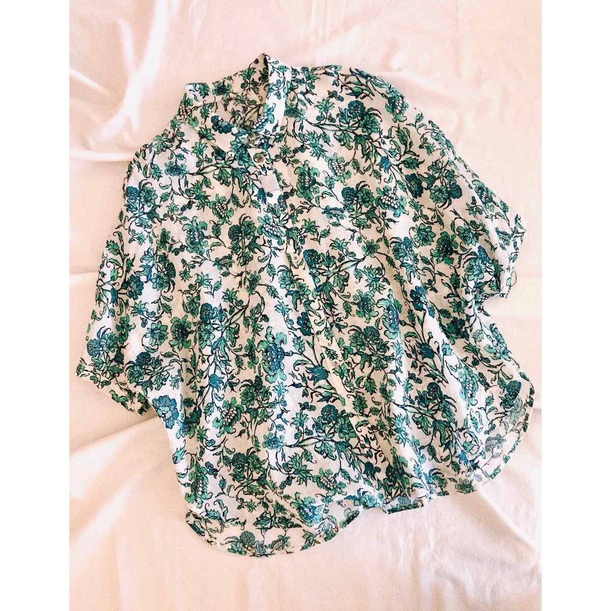 glamourhirao's tweet photo. linen52%cotton48%
フラワープリントシャツです

シャリっとしていて身体にまとわりつかないゆったりとしたラインのシャツです

linen特有の優しい張りと透け感
羽織った時の肩から袖にかけてのゆるみのあるライン等等

試着していただきたい気持ちでいっぱいになるシャツです

#Dw2R #glamour https://t.co/z0AMAWItAA