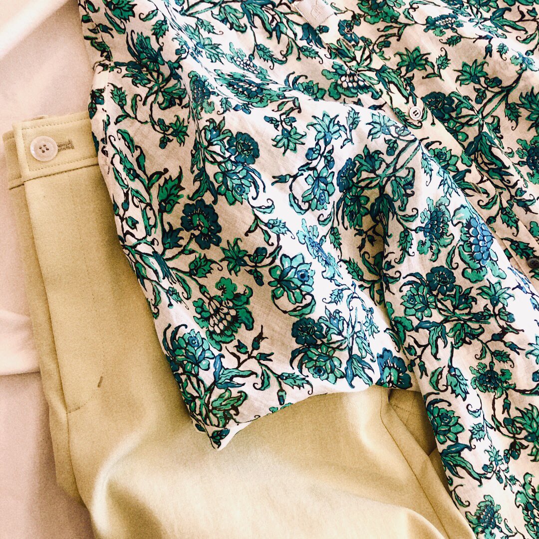 glamourhirao's tweet photo. linen52%cotton48%
フラワープリントシャツです

シャリっとしていて身体にまとわりつかないゆったりとしたラインのシャツです

linen特有の優しい張りと透け感
羽織った時の肩から袖にかけてのゆるみのあるライン等等

試着していただきたい気持ちでいっぱいになるシャツです

#Dw2R #glamour https://t.co/z0AMAWItAA