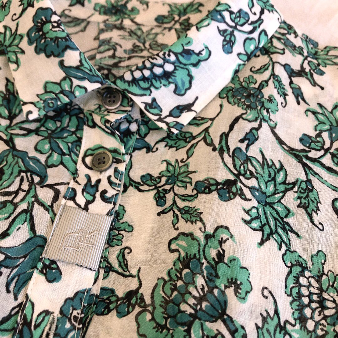 glamourhirao's tweet photo. linen52%cotton48%
フラワープリントシャツです

シャリっとしていて身体にまとわりつかないゆったりとしたラインのシャツです

linen特有の優しい張りと透け感
羽織った時の肩から袖にかけてのゆるみのあるライン等等

試着していただきたい気持ちでいっぱいになるシャツです

#Dw2R #glamour https://t.co/z0AMAWItAA