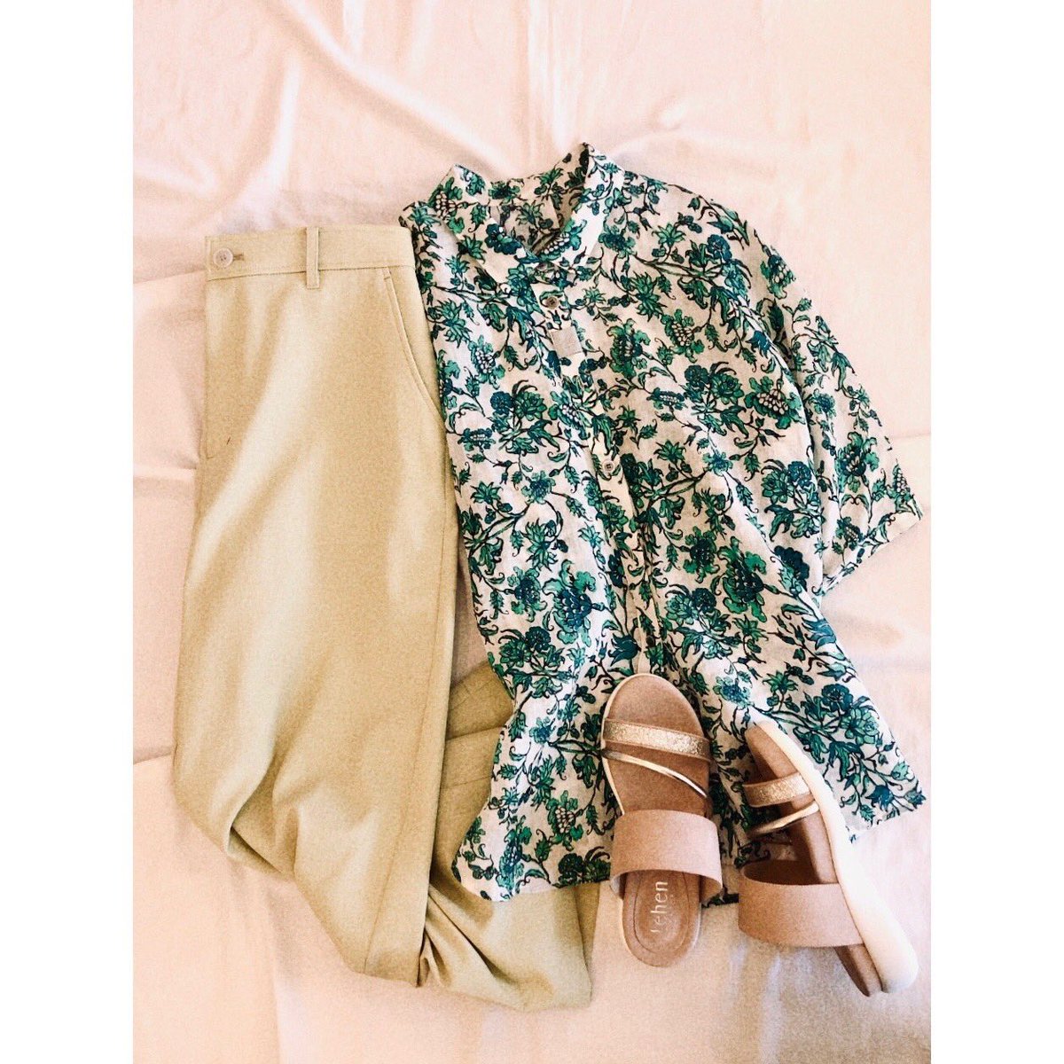 glamourhirao's tweet photo. linen52%cotton48%
フラワープリントシャツです

シャリっとしていて身体にまとわりつかないゆったりとしたラインのシャツです

linen特有の優しい張りと透け感
羽織った時の肩から袖にかけてのゆるみのあるライン等等

試着していただきたい気持ちでいっぱいになるシャツです

#Dw2R #glamour https://t.co/z0AMAWItAA