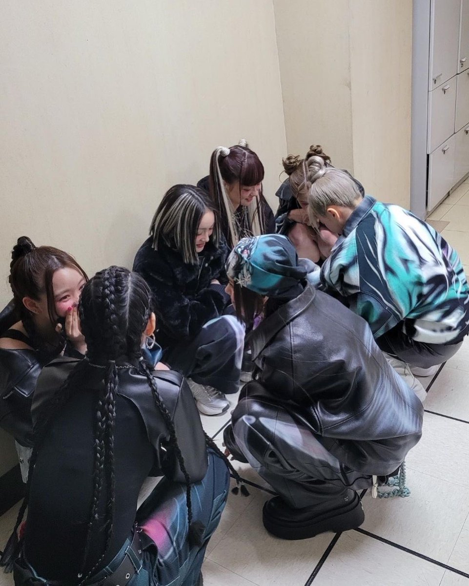 whitenoisesss's tweet photo. you don’t understand how much we cherish these girls as they pave their way on everything they could possibly do. They were so freaking happy just getting invites from music cores in korea and joining game/reality shows just promoting themselves and HERE THEY ARE ! MADE IT TO NYC https://t.co/AjqbNnQ5P3