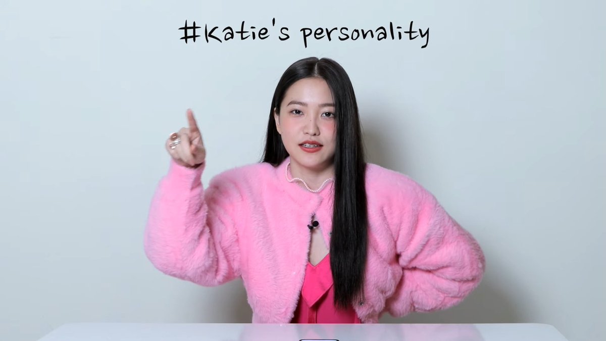 แต่ว่าก่อนจะมาเป็น yerimiese (เยริมิจึ) ตอนแรกคือมีแคนดิเดทเป็น katiespersonality เพราะชื่ออังกฤษเขาชื่อเคที่ สรุปคือเค้าบอกแม่งยาวไป เลยคัดออก จนกลายมาเป็นเยริมิจึในวันนี้ 555555555555 ดีละเจ๊