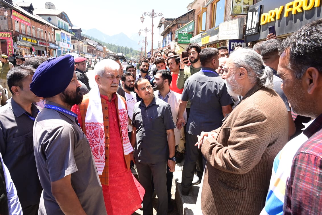 RisingKashmir's tweet photo. #LGSinha visits #Pahalgam, #interacts with #locals, #visitors, #shopkeepers
#Inspects, #assesses the #Pahalgam-#Chandanwari #road
Reports @YounusRashid97
@OfficeOfLGJandK
@manojsinha_
@diprjk
@DCAnantnag
https://t.co/zJmNzwhj31 https://t.co/5naBNtde3P