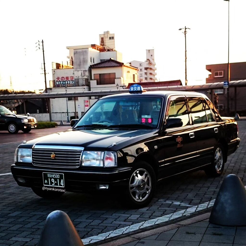 nyankorotaxi's tweet photo. 栄交通(愛知県瀬戸市)
行灯の位置が特徴的。
#１日１タク #toyotacrown #taxi #taxigrams #taxigramsjp #notaxinolife https://t.co/GsFtg7YN5l