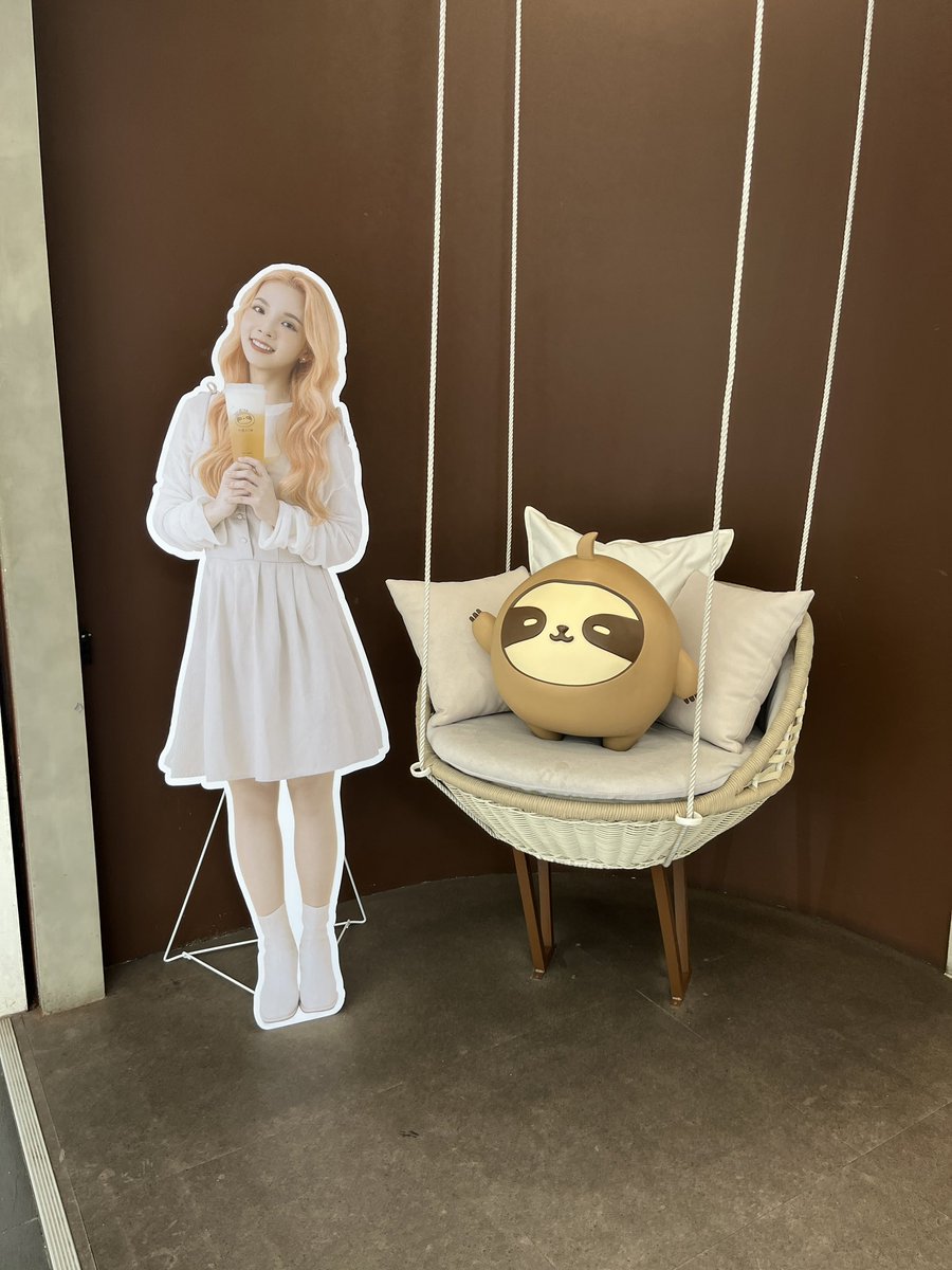mikiya2010's tweet photo. NAP TEA 再睡5分鐘
季節限定のスムージー美味しい
子供にステッカーもらえた✌️
台北暑いよ🥵 https://t.co/NaviIonBue
