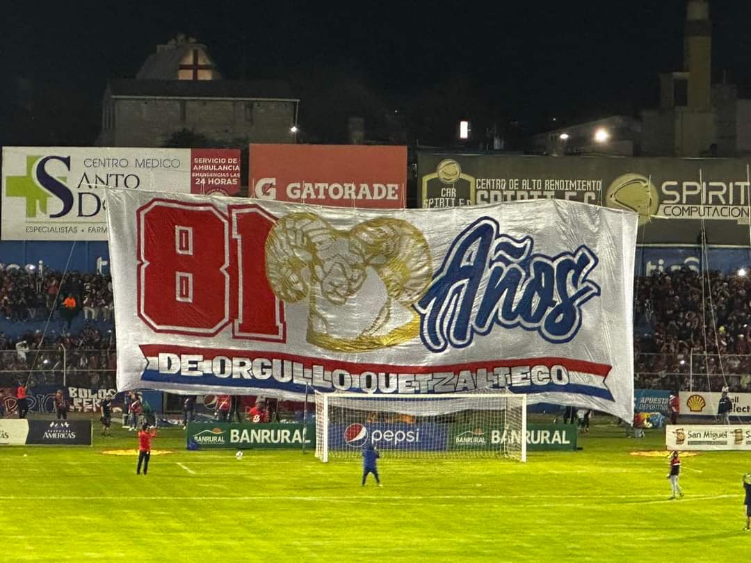 Flapyack's tweet photo. El niño de 10 años que se la pasaba dibujando el escudo de Xelajú atrás de sus cuadernos, estaría muy feliz de ver que ahora hacemos tifos para la hinchada más grande del país. 🇨🇵🐏 https://t.co/y0SgkOw1d8