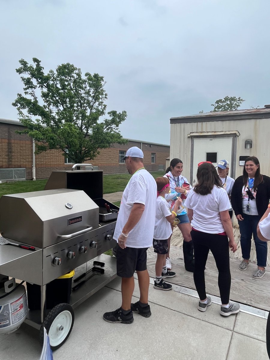 A Big Thank You to our Staff, Parent Volunteers, and Teachers who helped our PTA make the 5th Grade Glow party a success. 🙌 We couldn’t have done it without your support🩷👏🏻🩷 #wolfpuppride #wearewentzville