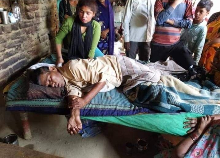 अति आवेश में आकर टीईटी पास शिक्षामित्रों का समायोजन रद्द कराना उत्तर प्रदेश बेसिक शिक्षा विभाग के लिए काल साबित हुआ.

1- छ: वर्षों में लगभग 12000 शिक्षकों की मौत हुई है.

2- नई भर्ती का दूर-दूर तक नामोनिशान नहीं है.

3- ट्रांसफर, प्रमोशन, समायोजन के लिए भी त्राहि-त्राहि मची है.