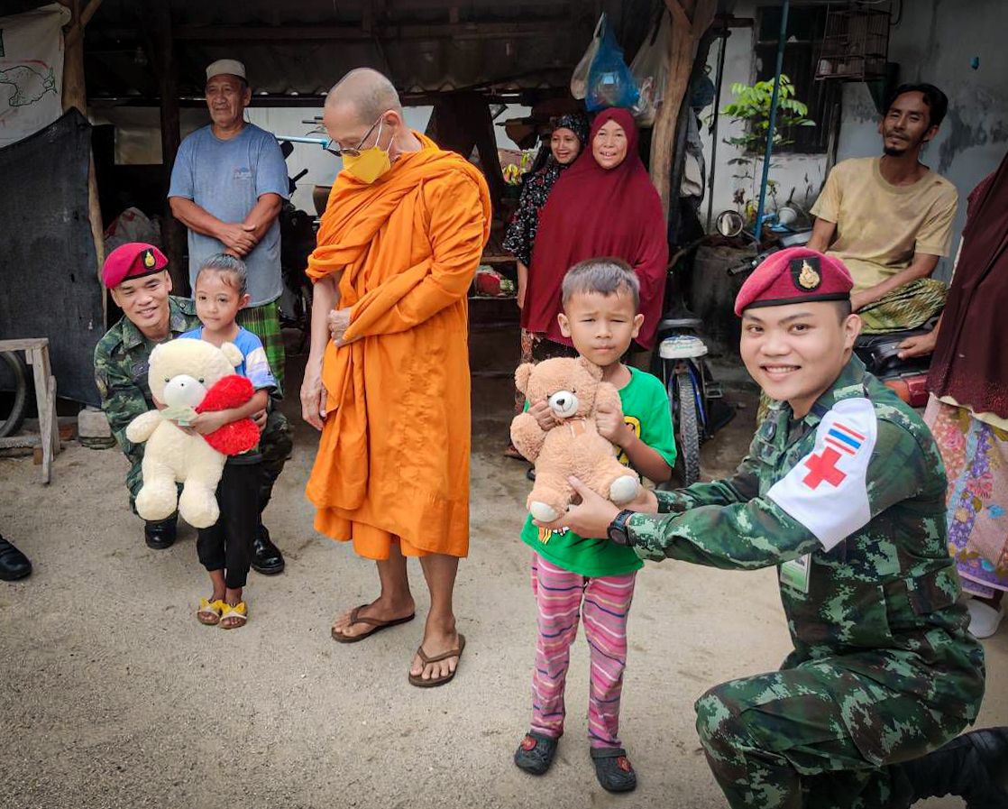 cpsw954's tweet photo. "พี่ทหารมอบรถเข็นวีลแชร์"
💂ชุดควบคุมที่ 954 หน่วยเฉพาะกิจสันติสุข ร่วมกับ ร้อย.ทพ.นย.5 ฯ, เจ้าอาวาส วัดอุไรรัตนาราม และผู้นำหมู่บ้าน ดำเนินกิจกรรมพบปะเยี่ยมเยียน พร้อมทั้งมอบรถเข็น(วีลแชร์) และเครื่องอุปโภค-บริโภค เพื่อช่วยเหลือผู้พิการ ในพื้นที่ บ.ดูกู ม.3 ต./อ.บาเจาะ จว.น.ธ. https://t.co/CbkEhYAYRF
