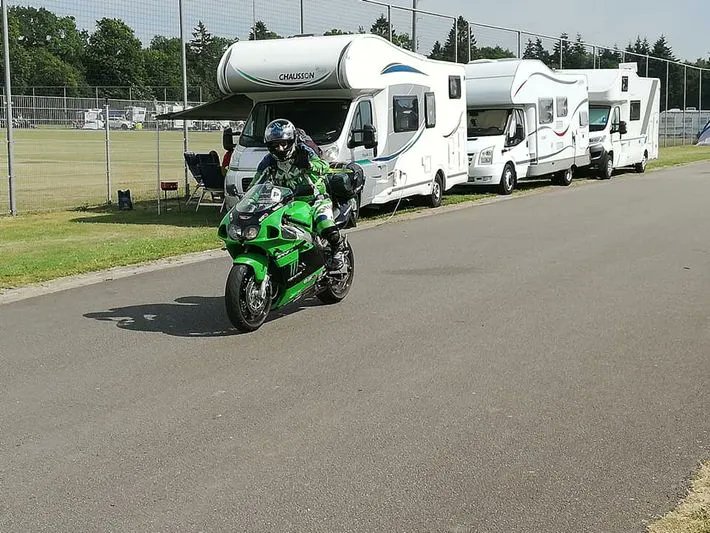 KampeerMagazine's tweet photo. Ter gelegenheid van de jaarlijkse TT van Assen wordt in de buurt van het circuit de tijdelijke camperplaats TT camping Stadsbroek ingericht #camperplaats #ttassen #ttcamping https://t.co/sRTmYNi6LE https://t.co/tI61lnDnpC