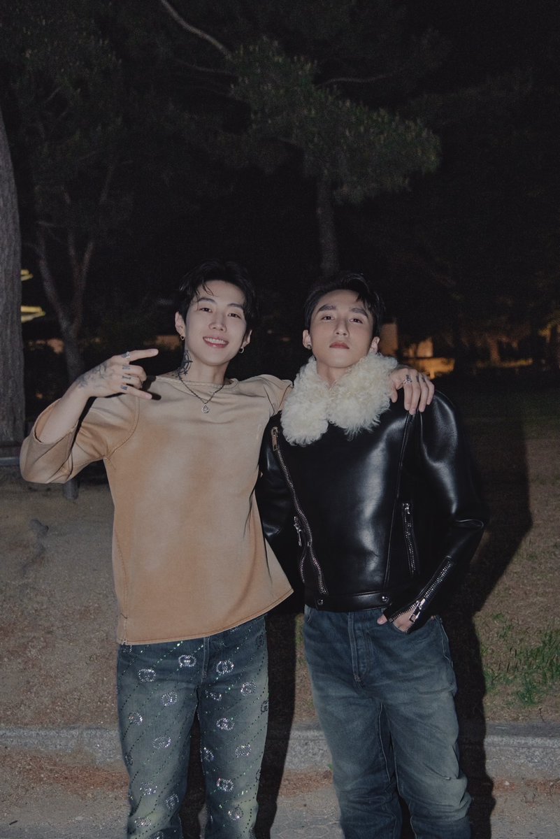 SuperstarnewsTH's tweet photo. GUCCI ยกตำแหน่ง “Friend of the House” ให้ซูเปอร์สตาร์ชาวเวียดนาม Sơn Tùng M-TP (เซินตุ่ง เอ็ม-ทีพี)
พร้อมเปิดตัวในฐานะศิลปินชายเวียดนามคนแรกที่ขึ้นแท่น GUCCI FOH
ในงานแฟชั่นโชว์ Gucci Cruise 2024 ที่กรุงโซล
ส่วนซิงเกิลเพลงภาษาอังกฤษ "MAKING MY WAY" ยอดสตรีมมิ่งทั่วโลกทะลุ 4 ล้านแล้ว
แบรนด์แฟชั่นหรูอย่าง GUCCI ได้มอบตำแหน่งพิเศษ "Friend of the House" (FOH) ให้กับซูเปอร์สตาร์ชาวเวียดนาม Sơn Tùng M-TP (เซินตุ่ง เอ็ม-ทีพี) ในเวียดนาม ซึ่งการรับหน้าที่ทูตประชาสัมพันธ์ให้กับ GUCCI ของ Sơn Tùng M-TP (เซินตุ่ง เอ็ม-ทีพี) นับเป็นความสำเร็จครั้งสำคัญ เพราะเขากลายเป็นศิลปินชายคนแรกของเวียดนามที่คว้าตำแหน่ง FOH ของ GUCCI ซึ่งจะช่วยเชื่อมความสัมพันธ์ของแบรนด์แฟชั่นระดับโลกกับชาวเวียดนามให้แน่นแฟ้นไปอีกระดับ
และเพื่อจารึกความร่วมมืออันน่าตื่นเต้นนี้ Sơn Tùng M-TP (เซินตุ่ง เอ็ม-ทีพี) ได้เปิดตัวอย่างน่าประทับใจที่งานแฟชั่นโชว์ GUCCI Cruise 2024 ซึ่งจัดขึ้นที่พระราชวังคยองบกกุง เกาหลีใต้ เมื่อวันที่ 16 พฤษภาคมที่ผ่านมา แฟชั่นโชว์ในครั้งนี้เป็นการนำเสนอคอลเลกชั่นล่าสุดของ GUCCI ได้อย่างตื่นตาตื่นใจ และการปรากฎตัวของ Sơn Tùng M-TP (เซินตุ่ง เอ็ม-ทีพี) ท่ามกลางกองทัพคนดัง ไม่เพียงเป็นโอกาสครั้งสำคัญของศิลปินเวียดนามมากความสามารถคนนี้เท่านั้น แต่ยังตอกย้ำความมุ่งมั่นของ GUCCI ที่พร้อมอ้าแขนต้อนรับผู้มีความสามารถจากทั่วโลกและเฉลิมฉลองความหลากหลายทางวัฒนธรรมอีกด้วย แขกผู้มีเกียรติที่ได้รับเชิญให้มาอัพเดทแฟชั่นใหม่ติดขอบแคทวอล์ก ร่วมกับ Sơn Tùng M-TP (เซินตุ่ง เอ็ม-ทีพี)  ได้แก่ พระเอกไทยสุดฮอต กลัฟ คณาวุฒิ ไตรพิพัฒนพงษ์ , นางเอกคนดังของไทย ใหม่ ดาวิกา โฮร์เน่ ซึ่งเคยร่วมแสดงในมิวสิกวีดิโอเพลง "CHẠY NGAY ĐI | RUN NOW." ของ Sơn Tùng M-TP (เซินตุ่ง เอ็ม-ทีพี)  และ จูยอน กับ ยองฮุนจากวงเคป๊อปแถวหน้า The Boyz ซึ่งพลังดาราของเหล่าซุปตาร์นานาชาติยิ่งส่งให้อีเวนต์นี้เป็นที่พูดถึงมากขึ้นไปอีก
Jay Park (เจย์ ปาร์ค) และ Sơn Tùng M-TP (เซินตุ่ง เอ็ม-ทีพี)  ไม่เพียงไปร่วมในอีเวนต์สำคัญ แต่สองผู้ทรงอิทธิพลในอุตสาหกรรมบันเทิง ยังสร้างความฮือฮาในหมู่แฟนคลับถึงการพบกันของสองเจ้าพ่อสายแฟอีกด้วย

การร่วมงานแฟชั่นโชว์ GUCCI Cruise 2024 ของ Sơn Tùng M-TP (เซินตุ่ง เอ็ม-ทีพี)  ได้รับความสนใจจากสื่อแฟชั่นแถวหน้า ทั้ง Vogue Hong Kong, Elle Thailand, Harper’s Bazaar Vietnam และ Elle Vietnam.

ยิ่งไปกว่านั้น “MAKING MY WAY” ซิงเกิลภาษาอังกฤษล่าสุดของ Sơn Tùng M-TP (เซินตุ่ง เอ็ม-ทีพี)  ที่ปล่อยออกมาเมื่อวันที่ 5 พฤษภาคมนั้น ยังมียอดสตรีมมิ่งทะลุ 4 ล้านครั้งทั่วโลกไปแล้ว ด้วยทำนองที่ติดหู บวกกับเนื้อเพลงที่โดนใจ ช่วยตอกย้ำความเป็นศิลปินมากความสามารถและเป็นที่ยอมรับระดับสากลของเขาได้เป็นอย่างดี ซิงเกิลที่ร้องเป็นภาษาอังกฤษทั้งเพลงนี้ เผยให้เห็นถึงน้ำเสียงทรงพลังและสร้างสรรค์ของ Sơn Tùng M-TP (เซินตุ่ง เอ็ม-ทีพี) ทั้งยังสื่อสารถึงความมุ่งมั่นและความยืดหยุ่นเมื่อต้องเผชิญหน้ากับความท้าทาย

มิวสิกวิดีโอเพลง “MAKING MY WAY” ยังกลายเป็นมิวสิกวิดีโอที่มียอดชมทาง YouTube สูงสุดของวันที่ 5 พฤษภาคมในประเทศญี่ปุ่นและเวียดนาม ซึ่งช่วยตอกย้ำความเป็นซูเปอร์สตาร์ระดับนานาชาติของ Sơn Tùng M-TP (เซินตุ่ง เอ็ม-ทีพี) ได้เป็นอย่างดี และในเวียดนามเพลงนี้ขึ้นอันดับ 1 Top Video Trending ประเภทเพลงทาง YouTube ทั้งยังครองแชมป์เพลงฮิตของ Apple Music และชาร์ตประจำวันของ iTunes อีกด้วย ความสำเร็จอันน่าประทับใจนี้ พิสูจน์ให้เห็นถึงการสนับสนุนอย่างต่อเนื่องของแฟนเพลงและพรสวรรค์ทางดนตรีของ Sơn Tùng M-TP (เซินตุ่ง เอ็ม-ทีพี) ที่สามารถเข้าถึงแฟนเพลงได้ทั่วโลก
เกี่ยวกับ Sơn Tùng M-TP (เซินตุ่ง เอ็ม-ทีพี)
Sơn Tùng M-TP (เซินตุ่ง เอ็ม-ทีพี) ได้ใจแฟนเพลงในบ้านเกิดและนานาชาติด้วยโชว์อันเร้าใจ เขาได้ชื่อว่าเป็นศิลปินเวียดนามคนแรกที่มียอดผู้ติดตามทาง YouTube ทะลุ 10 ล้าน ทั้งยังส่งเพลงฮิตติดชาร์ต Billboard Global (ไม่รวมสหรัฐอเมริกา) มิวสิกวิดีโอเพลง "HÃY TRAO CHO ANH" ที่ฟิเจอริ่งกับ Snoop Dogg music video มียอดวิวกว่า 260 ล้านครั้ง เป็นมิวสิกวิดีโอที่มียอดวิวทะลุ 100ล้านครั้งเร็วที่สุดในเวียดนาม และติดเทรนด์ฮิตในหลายประเทศ ได้แก่ เวียดนาม (#1), เกาหลีใต้ (#1), แคนาดา (#3), สหรัฐอเมริกา (#3), ออสเตรเลีย (#5) และเยอรมนี (#5) สารคดีเรื่อง Sky Tour: The Movie ซึ่งฉายไปทั่วโลกผ่านระบบ Netflix เผยให้เห็นความมุ่งมั่นและความสามารถในฐานะนักร้องและนักแต่งเพลงของเขา กับการนำพาดนตรีก้าวผ่านทุกอุปสรรคมาได้

จากยอดผู้ติดตามในโซเชียล ทั้ง Facebook 14 ล้าน , อินสตาแกรม 7.5 ล้าน , YouTube 10.3 ล้าน , TikTok 4.6 ล้าน และ ทวิตเตอร์ 169,7000 คน ทำให้ Sơn Tùng M-TP (เซินตุ่ง เอ็ม-ทีพี)เป็นที่หมายตา จนได้ร่วมงานกับแบรนด์ดัง อย่าง Levi’s, Pepsi, Free Fire และ Tiger Beer มาแล้ว