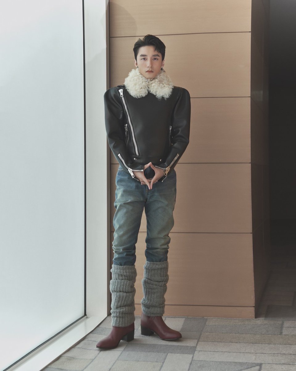 SuperstarnewsTH's tweet photo. GUCCI ยกตำแหน่ง “Friend of the House” ให้ซูเปอร์สตาร์ชาวเวียดนาม Sơn Tùng M-TP (เซินตุ่ง เอ็ม-ทีพี)
พร้อมเปิดตัวในฐานะศิลปินชายเวียดนามคนแรกที่ขึ้นแท่น GUCCI FOH
ในงานแฟชั่นโชว์ Gucci Cruise 2024 ที่กรุงโซล
ส่วนซิงเกิลเพลงภาษาอังกฤษ "MAKING MY WAY" ยอดสตรีมมิ่งทั่วโลกทะลุ 4 ล้านแล้ว
แบรนด์แฟชั่นหรูอย่าง GUCCI ได้มอบตำแหน่งพิเศษ "Friend of the House" (FOH) ให้กับซูเปอร์สตาร์ชาวเวียดนาม Sơn Tùng M-TP (เซินตุ่ง เอ็ม-ทีพี) ในเวียดนาม ซึ่งการรับหน้าที่ทูตประชาสัมพันธ์ให้กับ GUCCI ของ Sơn Tùng M-TP (เซินตุ่ง เอ็ม-ทีพี) นับเป็นความสำเร็จครั้งสำคัญ เพราะเขากลายเป็นศิลปินชายคนแรกของเวียดนามที่คว้าตำแหน่ง FOH ของ GUCCI ซึ่งจะช่วยเชื่อมความสัมพันธ์ของแบรนด์แฟชั่นระดับโลกกับชาวเวียดนามให้แน่นแฟ้นไปอีกระดับ
และเพื่อจารึกความร่วมมืออันน่าตื่นเต้นนี้ Sơn Tùng M-TP (เซินตุ่ง เอ็ม-ทีพี) ได้เปิดตัวอย่างน่าประทับใจที่งานแฟชั่นโชว์ GUCCI Cruise 2024 ซึ่งจัดขึ้นที่พระราชวังคยองบกกุง เกาหลีใต้ เมื่อวันที่ 16 พฤษภาคมที่ผ่านมา แฟชั่นโชว์ในครั้งนี้เป็นการนำเสนอคอลเลกชั่นล่าสุดของ GUCCI ได้อย่างตื่นตาตื่นใจ และการปรากฎตัวของ Sơn Tùng M-TP (เซินตุ่ง เอ็ม-ทีพี) ท่ามกลางกองทัพคนดัง ไม่เพียงเป็นโอกาสครั้งสำคัญของศิลปินเวียดนามมากความสามารถคนนี้เท่านั้น แต่ยังตอกย้ำความมุ่งมั่นของ GUCCI ที่พร้อมอ้าแขนต้อนรับผู้มีความสามารถจากทั่วโลกและเฉลิมฉลองความหลากหลายทางวัฒนธรรมอีกด้วย แขกผู้มีเกียรติที่ได้รับเชิญให้มาอัพเดทแฟชั่นใหม่ติดขอบแคทวอล์ก ร่วมกับ Sơn Tùng M-TP (เซินตุ่ง เอ็ม-ทีพี)  ได้แก่ พระเอกไทยสุดฮอต กลัฟ คณาวุฒิ ไตรพิพัฒนพงษ์ , นางเอกคนดังของไทย ใหม่ ดาวิกา โฮร์เน่ ซึ่งเคยร่วมแสดงในมิวสิกวีดิโอเพลง "CHẠY NGAY ĐI | RUN NOW." ของ Sơn Tùng M-TP (เซินตุ่ง เอ็ม-ทีพี)  และ จูยอน กับ ยองฮุนจากวงเคป๊อปแถวหน้า The Boyz ซึ่งพลังดาราของเหล่าซุปตาร์นานาชาติยิ่งส่งให้อีเวนต์นี้เป็นที่พูดถึงมากขึ้นไปอีก
Jay Park (เจย์ ปาร์ค) และ Sơn Tùng M-TP (เซินตุ่ง เอ็ม-ทีพี)  ไม่เพียงไปร่วมในอีเวนต์สำคัญ แต่สองผู้ทรงอิทธิพลในอุตสาหกรรมบันเทิง ยังสร้างความฮือฮาในหมู่แฟนคลับถึงการพบกันของสองเจ้าพ่อสายแฟอีกด้วย

การร่วมงานแฟชั่นโชว์ GUCCI Cruise 2024 ของ Sơn Tùng M-TP (เซินตุ่ง เอ็ม-ทีพี)  ได้รับความสนใจจากสื่อแฟชั่นแถวหน้า ทั้ง Vogue Hong Kong, Elle Thailand, Harper’s Bazaar Vietnam และ Elle Vietnam.

ยิ่งไปกว่านั้น “MAKING MY WAY” ซิงเกิลภาษาอังกฤษล่าสุดของ Sơn Tùng M-TP (เซินตุ่ง เอ็ม-ทีพี)  ที่ปล่อยออกมาเมื่อวันที่ 5 พฤษภาคมนั้น ยังมียอดสตรีมมิ่งทะลุ 4 ล้านครั้งทั่วโลกไปแล้ว ด้วยทำนองที่ติดหู บวกกับเนื้อเพลงที่โดนใจ ช่วยตอกย้ำความเป็นศิลปินมากความสามารถและเป็นที่ยอมรับระดับสากลของเขาได้เป็นอย่างดี ซิงเกิลที่ร้องเป็นภาษาอังกฤษทั้งเพลงนี้ เผยให้เห็นถึงน้ำเสียงทรงพลังและสร้างสรรค์ของ Sơn Tùng M-TP (เซินตุ่ง เอ็ม-ทีพี) ทั้งยังสื่อสารถึงความมุ่งมั่นและความยืดหยุ่นเมื่อต้องเผชิญหน้ากับความท้าทาย

มิวสิกวิดีโอเพลง “MAKING MY WAY” ยังกลายเป็นมิวสิกวิดีโอที่มียอดชมทาง YouTube สูงสุดของวันที่ 5 พฤษภาคมในประเทศญี่ปุ่นและเวียดนาม ซึ่งช่วยตอกย้ำความเป็นซูเปอร์สตาร์ระดับนานาชาติของ Sơn Tùng M-TP (เซินตุ่ง เอ็ม-ทีพี) ได้เป็นอย่างดี และในเวียดนามเพลงนี้ขึ้นอันดับ 1 Top Video Trending ประเภทเพลงทาง YouTube ทั้งยังครองแชมป์เพลงฮิตของ Apple Music และชาร์ตประจำวันของ iTunes อีกด้วย ความสำเร็จอันน่าประทับใจนี้ พิสูจน์ให้เห็นถึงการสนับสนุนอย่างต่อเนื่องของแฟนเพลงและพรสวรรค์ทางดนตรีของ Sơn Tùng M-TP (เซินตุ่ง เอ็ม-ทีพี) ที่สามารถเข้าถึงแฟนเพลงได้ทั่วโลก
เกี่ยวกับ Sơn Tùng M-TP (เซินตุ่ง เอ็ม-ทีพี)
Sơn Tùng M-TP (เซินตุ่ง เอ็ม-ทีพี) ได้ใจแฟนเพลงในบ้านเกิดและนานาชาติด้วยโชว์อันเร้าใจ เขาได้ชื่อว่าเป็นศิลปินเวียดนามคนแรกที่มียอดผู้ติดตามทาง YouTube ทะลุ 10 ล้าน ทั้งยังส่งเพลงฮิตติดชาร์ต Billboard Global (ไม่รวมสหรัฐอเมริกา) มิวสิกวิดีโอเพลง "HÃY TRAO CHO ANH" ที่ฟิเจอริ่งกับ Snoop Dogg music video มียอดวิวกว่า 260 ล้านครั้ง เป็นมิวสิกวิดีโอที่มียอดวิวทะลุ 100ล้านครั้งเร็วที่สุดในเวียดนาม และติดเทรนด์ฮิตในหลายประเทศ ได้แก่ เวียดนาม (#1), เกาหลีใต้ (#1), แคนาดา (#3), สหรัฐอเมริกา (#3), ออสเตรเลีย (#5) และเยอรมนี (#5) สารคดีเรื่อง Sky Tour: The Movie ซึ่งฉายไปทั่วโลกผ่านระบบ Netflix เผยให้เห็นความมุ่งมั่นและความสามารถในฐานะนักร้องและนักแต่งเพลงของเขา กับการนำพาดนตรีก้าวผ่านทุกอุปสรรคมาได้

จากยอดผู้ติดตามในโซเชียล ทั้ง Facebook 14 ล้าน , อินสตาแกรม 7.5 ล้าน , YouTube 10.3 ล้าน , TikTok 4.6 ล้าน และ ทวิตเตอร์ 169,7000 คน ทำให้ Sơn Tùng M-TP (เซินตุ่ง เอ็ม-ทีพี)เป็นที่หมายตา จนได้ร่วมงานกับแบรนด์ดัง อย่าง Levi’s, Pepsi, Free Fire และ Tiger Beer มาแล้ว