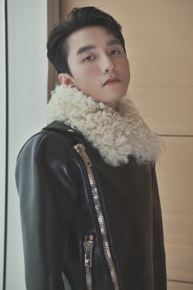 SuperstarnewsTH's tweet photo. GUCCI ยกตำแหน่ง “Friend of the House” ให้ซูเปอร์สตาร์ชาวเวียดนาม Sơn Tùng M-TP (เซินตุ่ง เอ็ม-ทีพี)
พร้อมเปิดตัวในฐานะศิลปินชายเวียดนามคนแรกที่ขึ้นแท่น GUCCI FOH
ในงานแฟชั่นโชว์ Gucci Cruise 2024 ที่กรุงโซล
ส่วนซิงเกิลเพลงภาษาอังกฤษ "MAKING MY WAY" ยอดสตรีมมิ่งทั่วโลกทะลุ 4 ล้านแล้ว
แบรนด์แฟชั่นหรูอย่าง GUCCI ได้มอบตำแหน่งพิเศษ "Friend of the House" (FOH) ให้กับซูเปอร์สตาร์ชาวเวียดนาม Sơn Tùng M-TP (เซินตุ่ง เอ็ม-ทีพี) ในเวียดนาม ซึ่งการรับหน้าที่ทูตประชาสัมพันธ์ให้กับ GUCCI ของ Sơn Tùng M-TP (เซินตุ่ง เอ็ม-ทีพี) นับเป็นความสำเร็จครั้งสำคัญ เพราะเขากลายเป็นศิลปินชายคนแรกของเวียดนามที่คว้าตำแหน่ง FOH ของ GUCCI ซึ่งจะช่วยเชื่อมความสัมพันธ์ของแบรนด์แฟชั่นระดับโลกกับชาวเวียดนามให้แน่นแฟ้นไปอีกระดับ
และเพื่อจารึกความร่วมมืออันน่าตื่นเต้นนี้ Sơn Tùng M-TP (เซินตุ่ง เอ็ม-ทีพี) ได้เปิดตัวอย่างน่าประทับใจที่งานแฟชั่นโชว์ GUCCI Cruise 2024 ซึ่งจัดขึ้นที่พระราชวังคยองบกกุง เกาหลีใต้ เมื่อวันที่ 16 พฤษภาคมที่ผ่านมา แฟชั่นโชว์ในครั้งนี้เป็นการนำเสนอคอลเลกชั่นล่าสุดของ GUCCI ได้อย่างตื่นตาตื่นใจ และการปรากฎตัวของ Sơn Tùng M-TP (เซินตุ่ง เอ็ม-ทีพี) ท่ามกลางกองทัพคนดัง ไม่เพียงเป็นโอกาสครั้งสำคัญของศิลปินเวียดนามมากความสามารถคนนี้เท่านั้น แต่ยังตอกย้ำความมุ่งมั่นของ GUCCI ที่พร้อมอ้าแขนต้อนรับผู้มีความสามารถจากทั่วโลกและเฉลิมฉลองความหลากหลายทางวัฒนธรรมอีกด้วย แขกผู้มีเกียรติที่ได้รับเชิญให้มาอัพเดทแฟชั่นใหม่ติดขอบแคทวอล์ก ร่วมกับ Sơn Tùng M-TP (เซินตุ่ง เอ็ม-ทีพี)  ได้แก่ พระเอกไทยสุดฮอต กลัฟ คณาวุฒิ ไตรพิพัฒนพงษ์ , นางเอกคนดังของไทย ใหม่ ดาวิกา โฮร์เน่ ซึ่งเคยร่วมแสดงในมิวสิกวีดิโอเพลง "CHẠY NGAY ĐI | RUN NOW." ของ Sơn Tùng M-TP (เซินตุ่ง เอ็ม-ทีพี)  และ จูยอน กับ ยองฮุนจากวงเคป๊อปแถวหน้า The Boyz ซึ่งพลังดาราของเหล่าซุปตาร์นานาชาติยิ่งส่งให้อีเวนต์นี้เป็นที่พูดถึงมากขึ้นไปอีก
Jay Park (เจย์ ปาร์ค) และ Sơn Tùng M-TP (เซินตุ่ง เอ็ม-ทีพี)  ไม่เพียงไปร่วมในอีเวนต์สำคัญ แต่สองผู้ทรงอิทธิพลในอุตสาหกรรมบันเทิง ยังสร้างความฮือฮาในหมู่แฟนคลับถึงการพบกันของสองเจ้าพ่อสายแฟอีกด้วย

การร่วมงานแฟชั่นโชว์ GUCCI Cruise 2024 ของ Sơn Tùng M-TP (เซินตุ่ง เอ็ม-ทีพี)  ได้รับความสนใจจากสื่อแฟชั่นแถวหน้า ทั้ง Vogue Hong Kong, Elle Thailand, Harper’s Bazaar Vietnam และ Elle Vietnam.

ยิ่งไปกว่านั้น “MAKING MY WAY” ซิงเกิลภาษาอังกฤษล่าสุดของ Sơn Tùng M-TP (เซินตุ่ง เอ็ม-ทีพี)  ที่ปล่อยออกมาเมื่อวันที่ 5 พฤษภาคมนั้น ยังมียอดสตรีมมิ่งทะลุ 4 ล้านครั้งทั่วโลกไปแล้ว ด้วยทำนองที่ติดหู บวกกับเนื้อเพลงที่โดนใจ ช่วยตอกย้ำความเป็นศิลปินมากความสามารถและเป็นที่ยอมรับระดับสากลของเขาได้เป็นอย่างดี ซิงเกิลที่ร้องเป็นภาษาอังกฤษทั้งเพลงนี้ เผยให้เห็นถึงน้ำเสียงทรงพลังและสร้างสรรค์ของ Sơn Tùng M-TP (เซินตุ่ง เอ็ม-ทีพี) ทั้งยังสื่อสารถึงความมุ่งมั่นและความยืดหยุ่นเมื่อต้องเผชิญหน้ากับความท้าทาย

มิวสิกวิดีโอเพลง “MAKING MY WAY” ยังกลายเป็นมิวสิกวิดีโอที่มียอดชมทาง YouTube สูงสุดของวันที่ 5 พฤษภาคมในประเทศญี่ปุ่นและเวียดนาม ซึ่งช่วยตอกย้ำความเป็นซูเปอร์สตาร์ระดับนานาชาติของ Sơn Tùng M-TP (เซินตุ่ง เอ็ม-ทีพี) ได้เป็นอย่างดี และในเวียดนามเพลงนี้ขึ้นอันดับ 1 Top Video Trending ประเภทเพลงทาง YouTube ทั้งยังครองแชมป์เพลงฮิตของ Apple Music และชาร์ตประจำวันของ iTunes อีกด้วย ความสำเร็จอันน่าประทับใจนี้ พิสูจน์ให้เห็นถึงการสนับสนุนอย่างต่อเนื่องของแฟนเพลงและพรสวรรค์ทางดนตรีของ Sơn Tùng M-TP (เซินตุ่ง เอ็ม-ทีพี) ที่สามารถเข้าถึงแฟนเพลงได้ทั่วโลก
เกี่ยวกับ Sơn Tùng M-TP (เซินตุ่ง เอ็ม-ทีพี)
Sơn Tùng M-TP (เซินตุ่ง เอ็ม-ทีพี) ได้ใจแฟนเพลงในบ้านเกิดและนานาชาติด้วยโชว์อันเร้าใจ เขาได้ชื่อว่าเป็นศิลปินเวียดนามคนแรกที่มียอดผู้ติดตามทาง YouTube ทะลุ 10 ล้าน ทั้งยังส่งเพลงฮิตติดชาร์ต Billboard Global (ไม่รวมสหรัฐอเมริกา) มิวสิกวิดีโอเพลง "HÃY TRAO CHO ANH" ที่ฟิเจอริ่งกับ Snoop Dogg music video มียอดวิวกว่า 260 ล้านครั้ง เป็นมิวสิกวิดีโอที่มียอดวิวทะลุ 100ล้านครั้งเร็วที่สุดในเวียดนาม และติดเทรนด์ฮิตในหลายประเทศ ได้แก่ เวียดนาม (#1), เกาหลีใต้ (#1), แคนาดา (#3), สหรัฐอเมริกา (#3), ออสเตรเลีย (#5) และเยอรมนี (#5) สารคดีเรื่อง Sky Tour: The Movie ซึ่งฉายไปทั่วโลกผ่านระบบ Netflix เผยให้เห็นความมุ่งมั่นและความสามารถในฐานะนักร้องและนักแต่งเพลงของเขา กับการนำพาดนตรีก้าวผ่านทุกอุปสรรคมาได้

จากยอดผู้ติดตามในโซเชียล ทั้ง Facebook 14 ล้าน , อินสตาแกรม 7.5 ล้าน , YouTube 10.3 ล้าน , TikTok 4.6 ล้าน และ ทวิตเตอร์ 169,7000 คน ทำให้ Sơn Tùng M-TP (เซินตุ่ง เอ็ม-ทีพี)เป็นที่หมายตา จนได้ร่วมงานกับแบรนด์ดัง อย่าง Levi’s, Pepsi, Free Fire และ Tiger Beer มาแล้ว