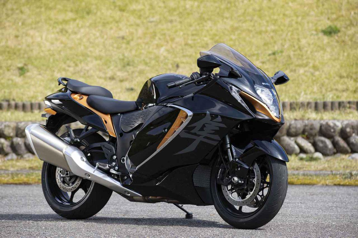 81989bp's tweet photo. 【バイク紹介】
究極のスポーツバイク、スズキ ハヤブサ。圧倒的パワーと緻密なエアロダイナミクスで300km/hを実現。'99年登場以来、全世界で愛されてきたモデル。キープコンセプトのデザイン、最新の電子制御システム、アクティブスピードリミッター等、進化を遂げています。 #スズキ #ハヤブサ https://t.co/l1osGeKqYZ