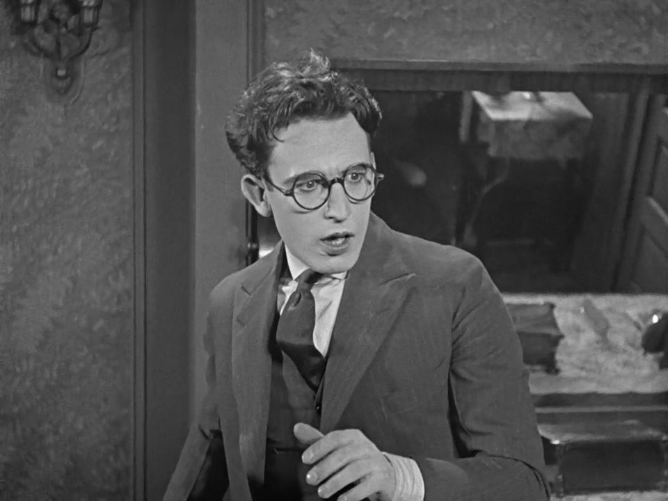 analgesicsleep's tweet photo. Harold Lloyd’s messy hair in “High and Dizzy”
#TCMParty #SilentSundayNights #HaroldLloyd #HighAndDizzy #SilentFilm https://t.co/vKXDi0wUcN