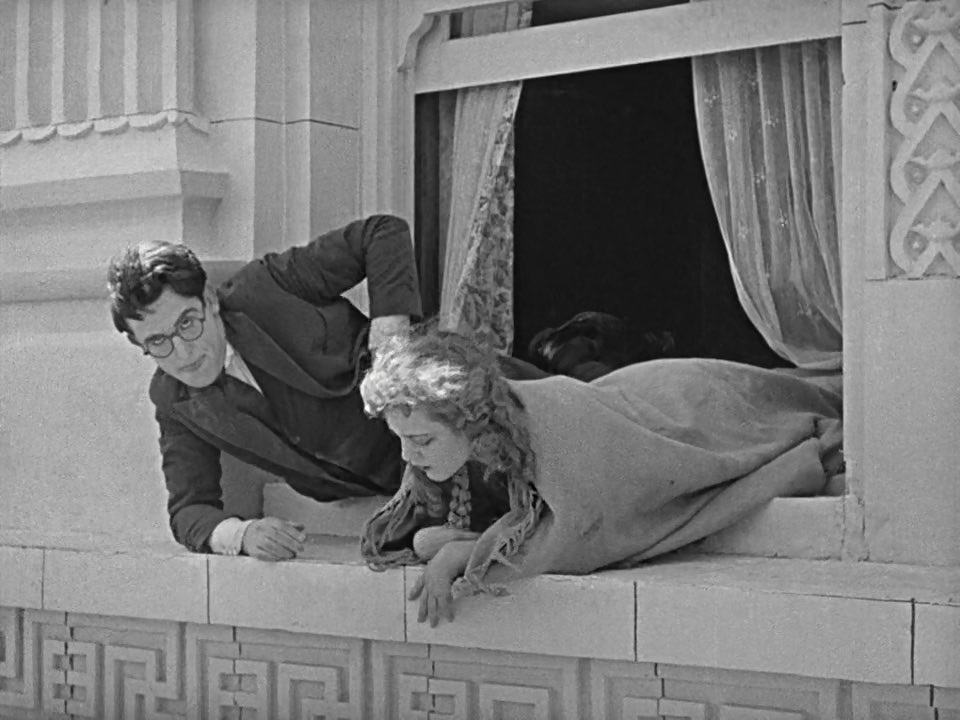 analgesicsleep's tweet photo. Harold Lloyd’s messy hair in “High and Dizzy”
#TCMParty #SilentSundayNights #HaroldLloyd #HighAndDizzy #SilentFilm https://t.co/vKXDi0wUcN