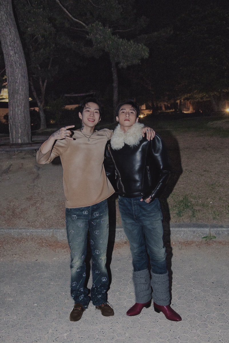 Hello98_th's tweet photo. GUCCI ยกตำแหน่ง “Friend of the House”ให้ซูเปอร์สตาร์ชาวเวียดนาม Sơn Tùng M-TP (เซินตุ่ง เอ็ม-ทีพี)
พร้อมเปิดตัวในฐานะศิลปินชายเวียดนามคนแรก
ในงานแฟชั่นโชว์ Gucci Cruise 2024ที่กรุงโซล

https://t.co/ZeH4DDLUo5

 #SơntùngMTP #GUCCIFOH #GucciCruise2024 https://t.co/RMA59M8DZk