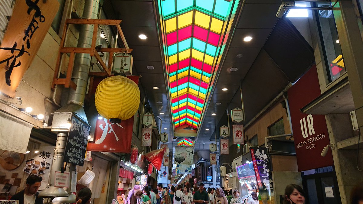 MACO36052524's tweet photo. 5月21日(日)　京都 錦市場
京都の台所｢錦市場｣で食を楽しんで来ました🤭
天ぷらとビール🍺昼飲み最高👍
#京都錦市場 #京都の台所 #食を楽しむ #昼飲み最高 https://t.co/no6BIaO81k
