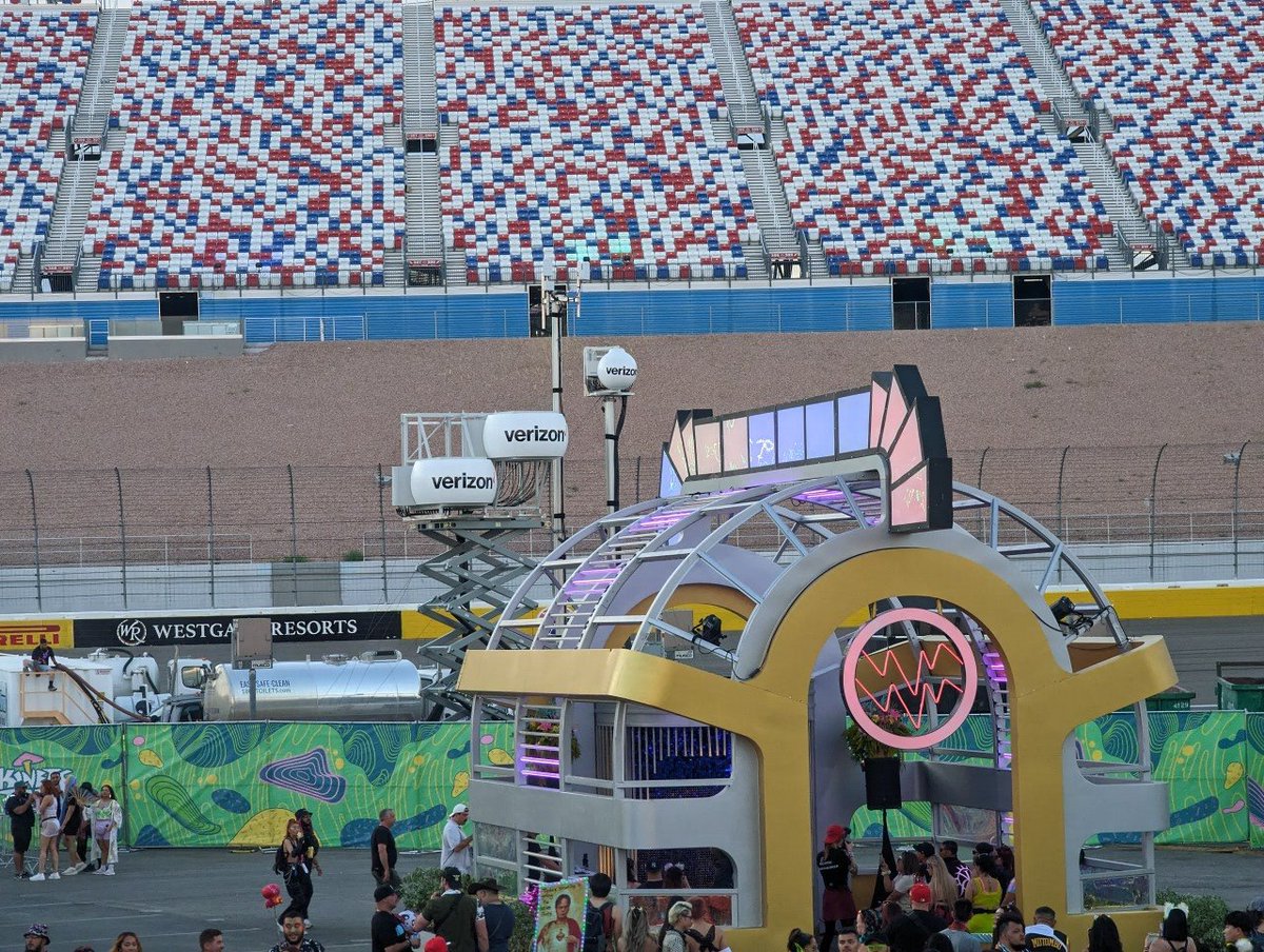 Lozaning tweet media