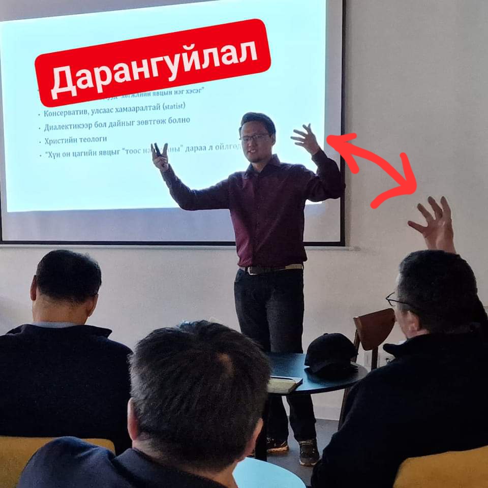 Zoloo_Engineer's tweet photo. Илтгэгчийн ярианд орчихсон хүн ингэж синхронддог байх нь 😂 Нөгөөдөр Лхагва гарагтийн өглөө ДАРАНГУЙЛАЛ сэдвээр ярилцана. Ирж сонсоорой. Төмөр замын 20-р сургуулийн зүүн талд, CU залгаа ард, 7:00-8:30. #OpenHUB #HumanHUB @Iderbold https://t.co/3YOt7vqa0V