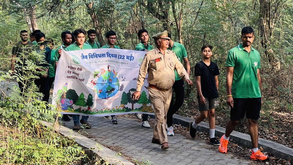 enclubmrt's tweet photo. आज, क्लब द्वारा वन विभाग मेरठ के सहयोग से संजय वन में 'जैव विविधता दिवस' #NatureWalk का आयोजन कर मनाया गया। वन दारोगा विशंभर सिंह ने सभी को संजय वन में पाई जाने वाली पेड़-पौधों की विभिन्न प्रजातियों के बारे में जानकारी दी। #BuildBackBiodiversity #BiodiversityDay 
@UNBiodiversity https://t.co/Z6jB6wZzBE